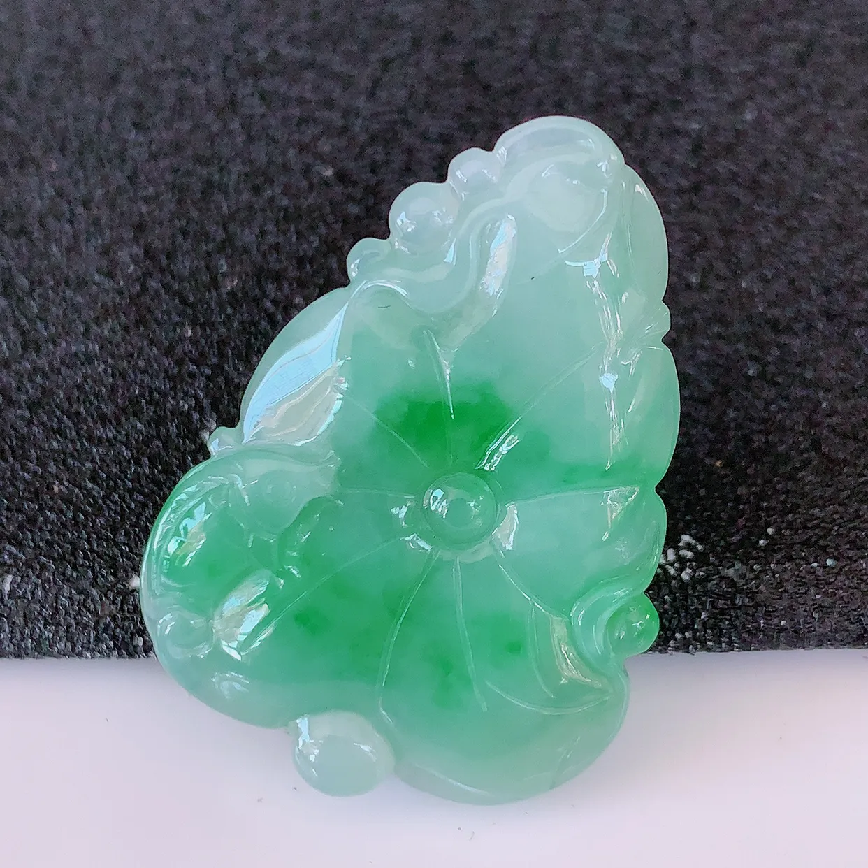 自然光实拍，冰飘绿翡翠荷叶鱼、和和美美 玉坠，财源广进，自然隐逸、荷本是素不着尘之物，有和美之寓意。#05.7