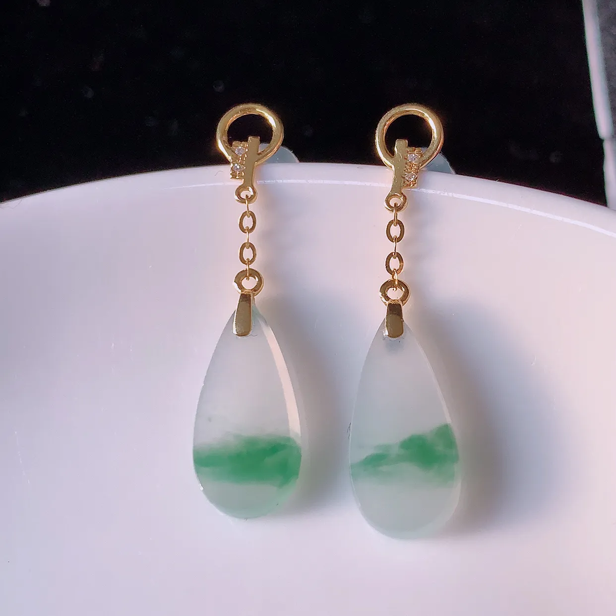 自然光实拍 18k金镶嵌冰种飘花翡翠水滴耳坠，沁人心脾，豪华镶嵌而成，耳坠佩戴效果大气出众，尽显气质