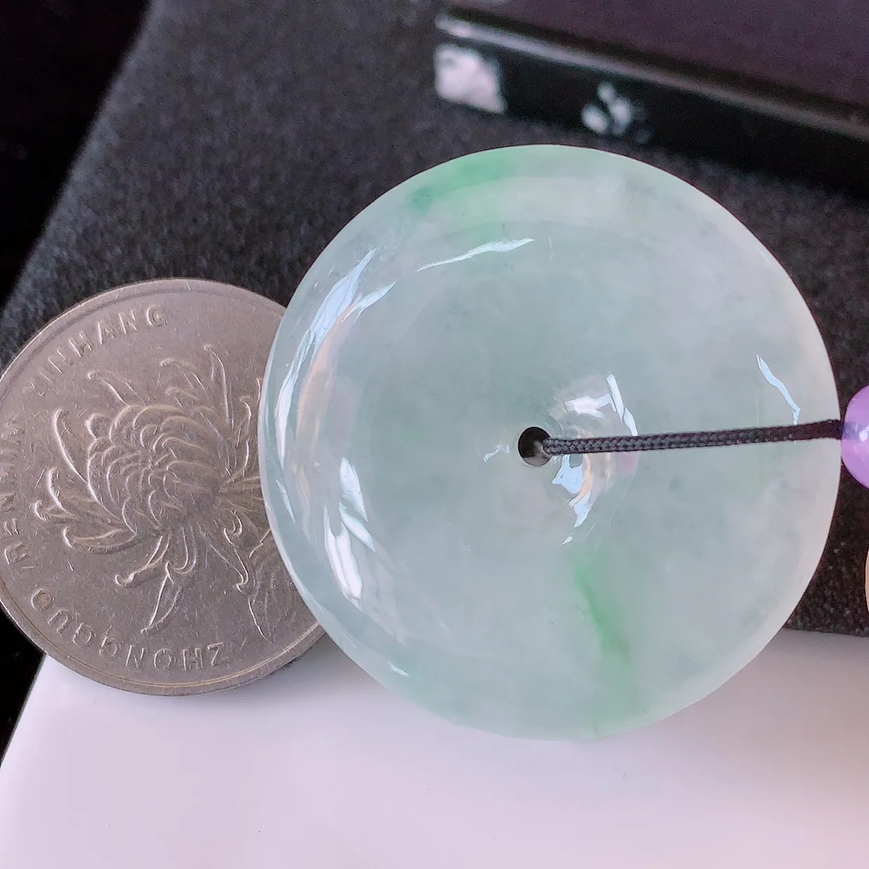 自然光实拍，冰种飘绿翡翠平安扣吊坠，玉扣，平安是福；冰透很美的料子，平安扣佩戴优雅迷人！#41.7