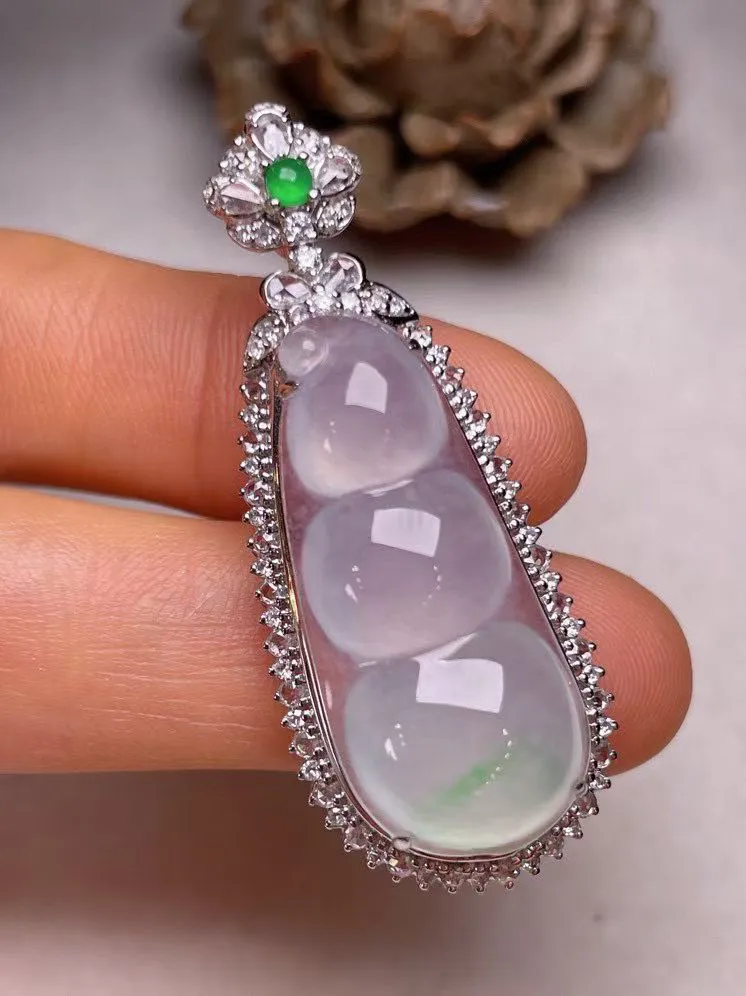 冰种飘绿福豆吊坠、真金真钻镶嵌，种水好，玉质细腻 .裸石尺寸 30.0*13.2