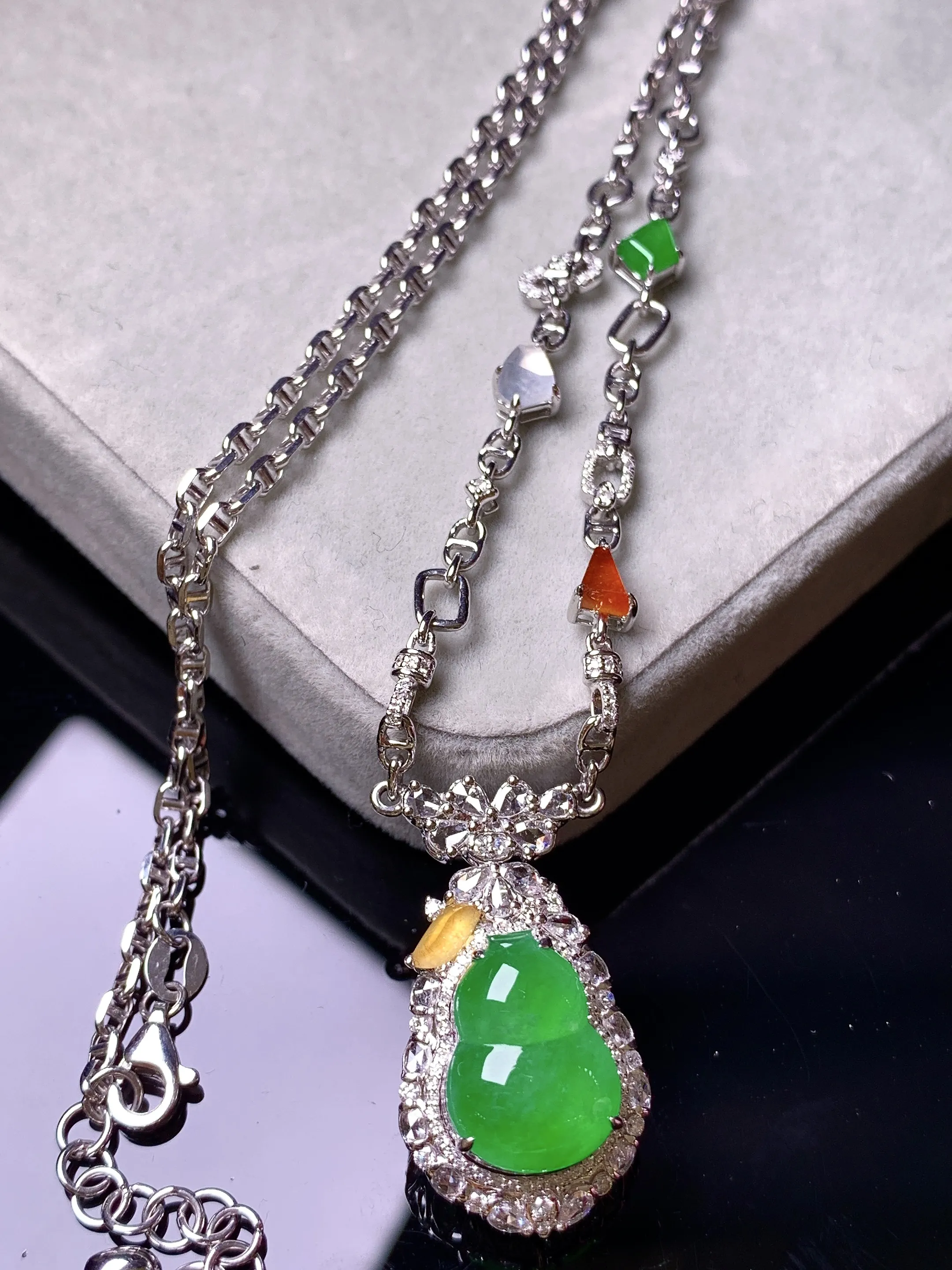 18k金钻镶嵌满绿葫芦吊坠 玉质细腻 色泽艳丽清新 整体尺寸27.7*15.2*11.8