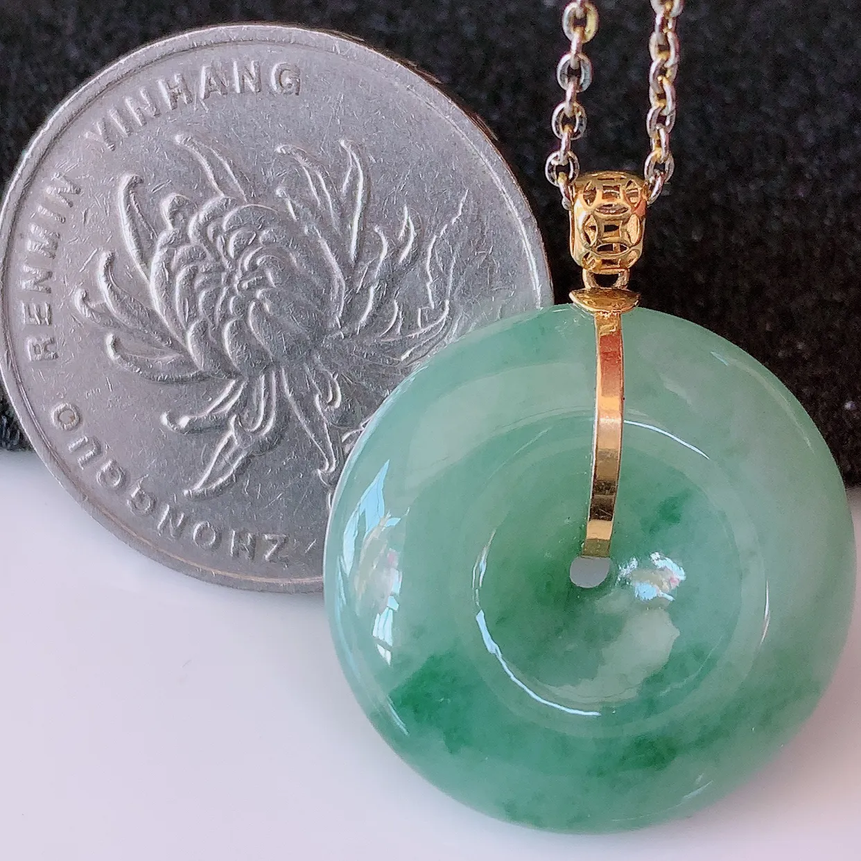 18k金镶嵌冰润飘花平安扣翡翠吊坠，款式新颖时尚，日常百搭的款。清秀高雅，佩戴优雅高贵！#46.7