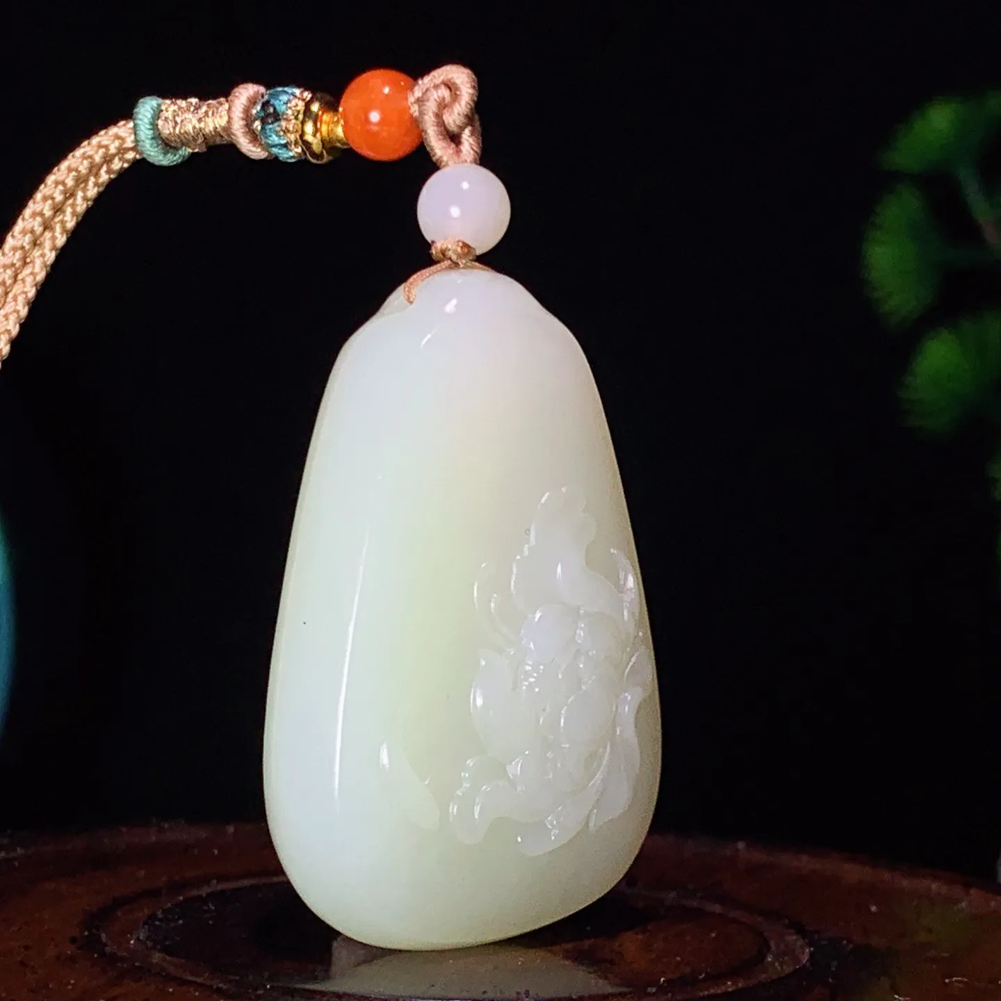 和田玉白玉花开富贵牌子挂件。尺寸42/29/11重28.8克 玉质细腻油润 底色纯净 脂粉好，品质好。lt251019