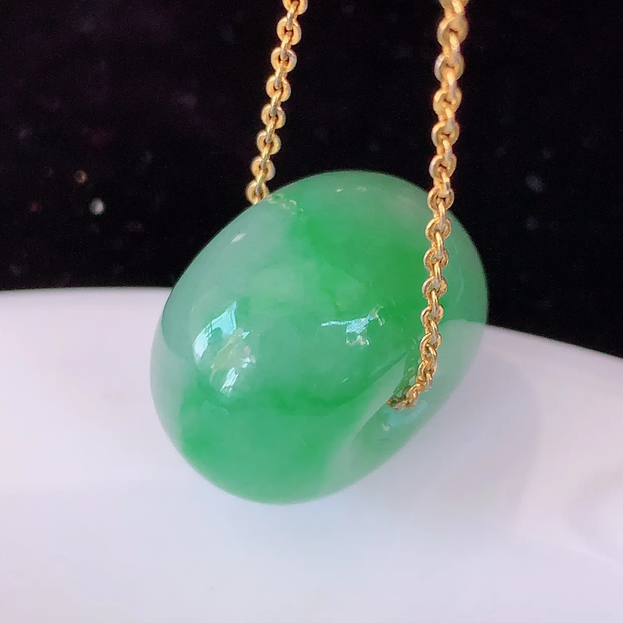 自然光实拍，冰润飘绿翡翠路路通吊坠，寓意好运连连，路路畅通，经典款式，财运滚滚，路路通，佩戴效果更好！配图银链子#05.7