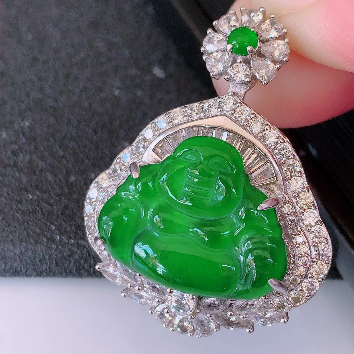 冰透满绿翡翠925银镶嵌佛公吊坠，自然光实拍，翠色灵动，颜色漂亮，种老水足，品相佳，佩戴佳品！#97.7整体34.5*26.5*12.5裸石19.5*15.5