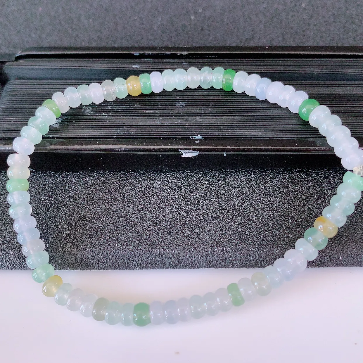 自然光实拍，冰种多宝翡翠手链，多彩翡翠手串，颜色丰富，料子细腻，高档大气，自戴送礼佳品！#46.7取一尺寸4.5