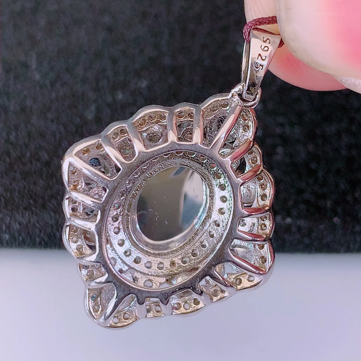 冰透满绿翡翠925银镶嵌吊坠，自然光实拍，翠色灵动，颜色漂亮，种老水足，品相佳，佩戴佳品！#97.7整体29.5*20.5*8.8裸石10*7.8