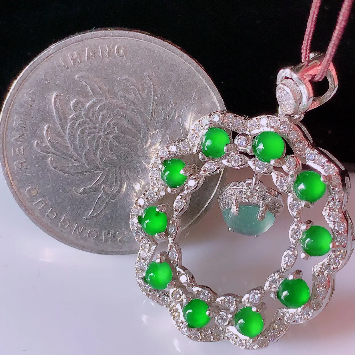 冰透满绿翡翠925银镶嵌吊坠，自然光实拍，翠色灵动，颜色漂亮，种老水足，品相佳，佩戴佳品！#97.10整体32*22*5.5裸石3*3