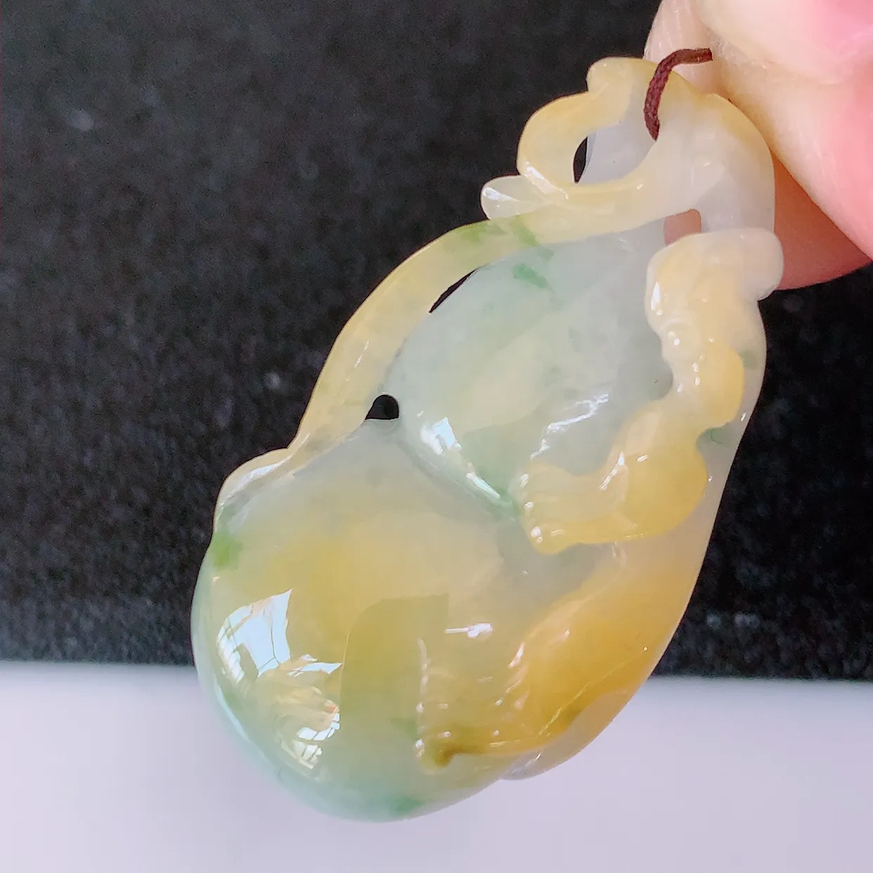 自然光实拍，冰润黄加绿翡翠葫芦吊坠，葫芦寓意福禄双全，财源滚滚，饱满，清新脱俗，佩戴效果优雅迷人！#60.7