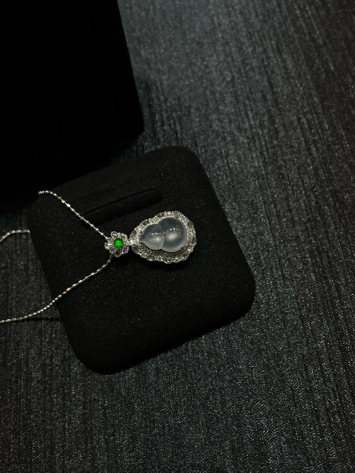 冰种 起光 小葫芦吊坠

18k金镶嵌