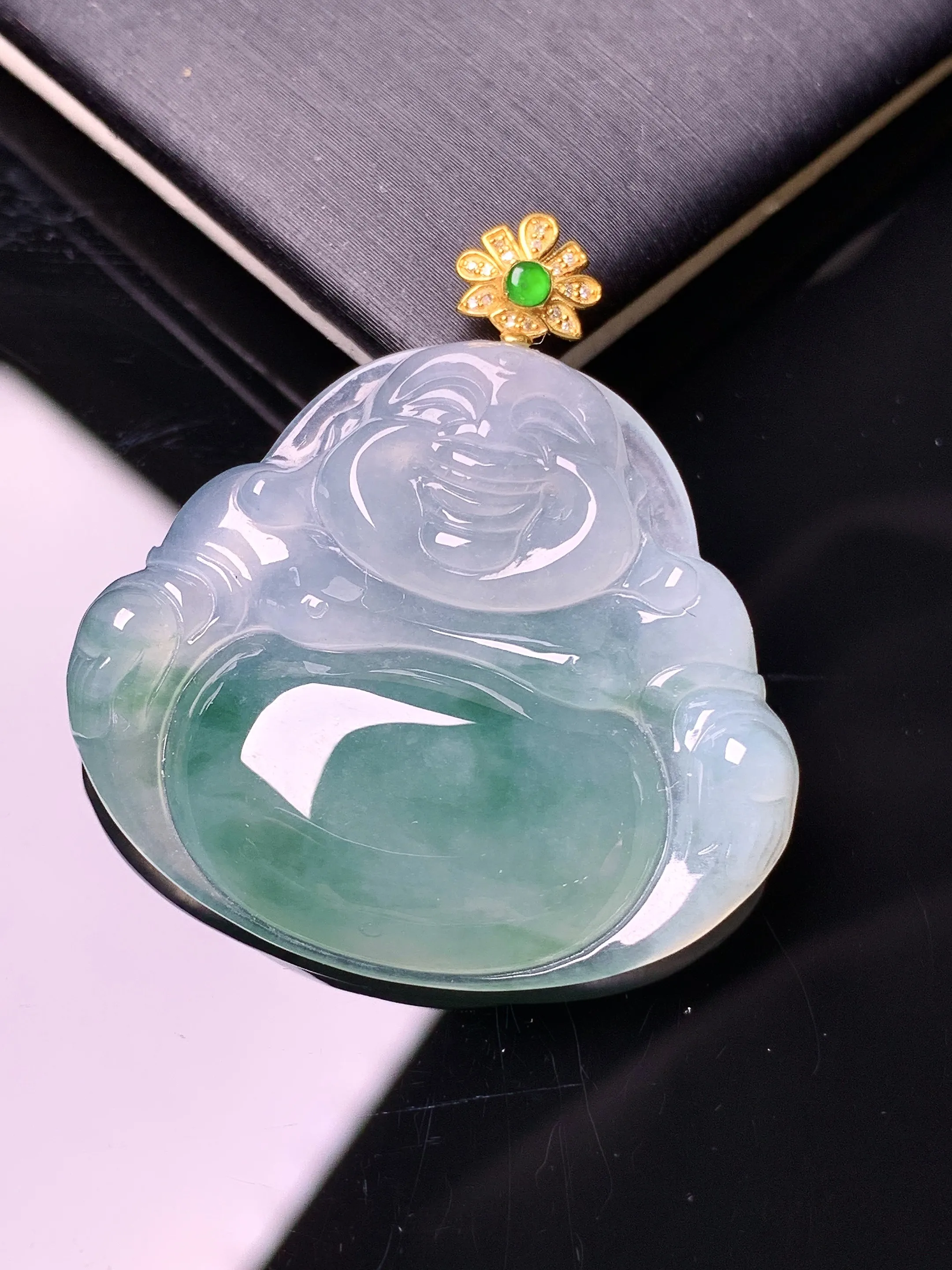 18k金钻镶嵌冰种飘绿佛公吊坠 玉质细腻 色泽艳丽清新 整体尺寸36*33.3*5.8
