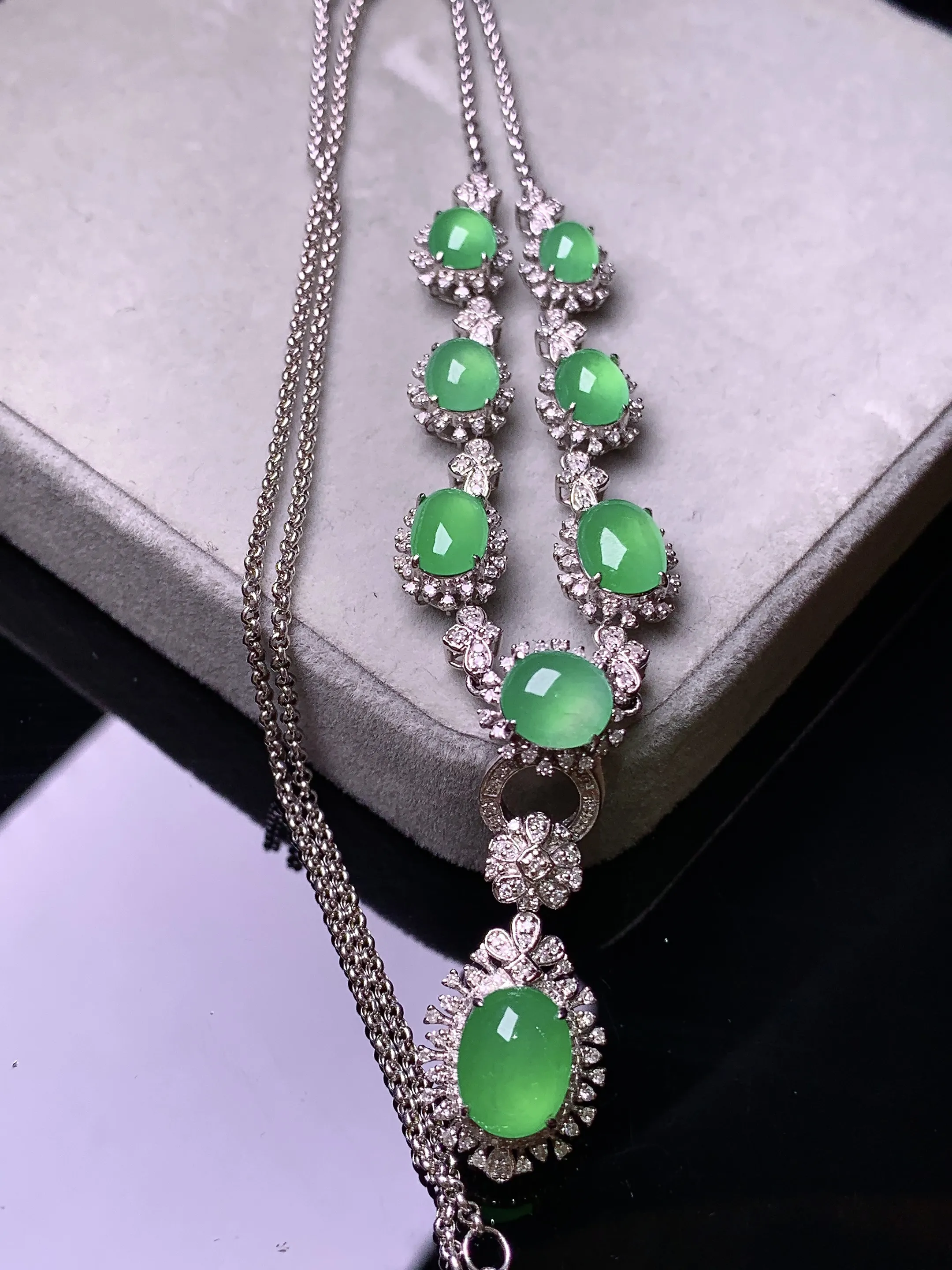 18k金钻镶嵌多用满绿蛋面项链吊坠 玉质细腻 色泽艳丽清新 整体尺寸23.3*12*9.3