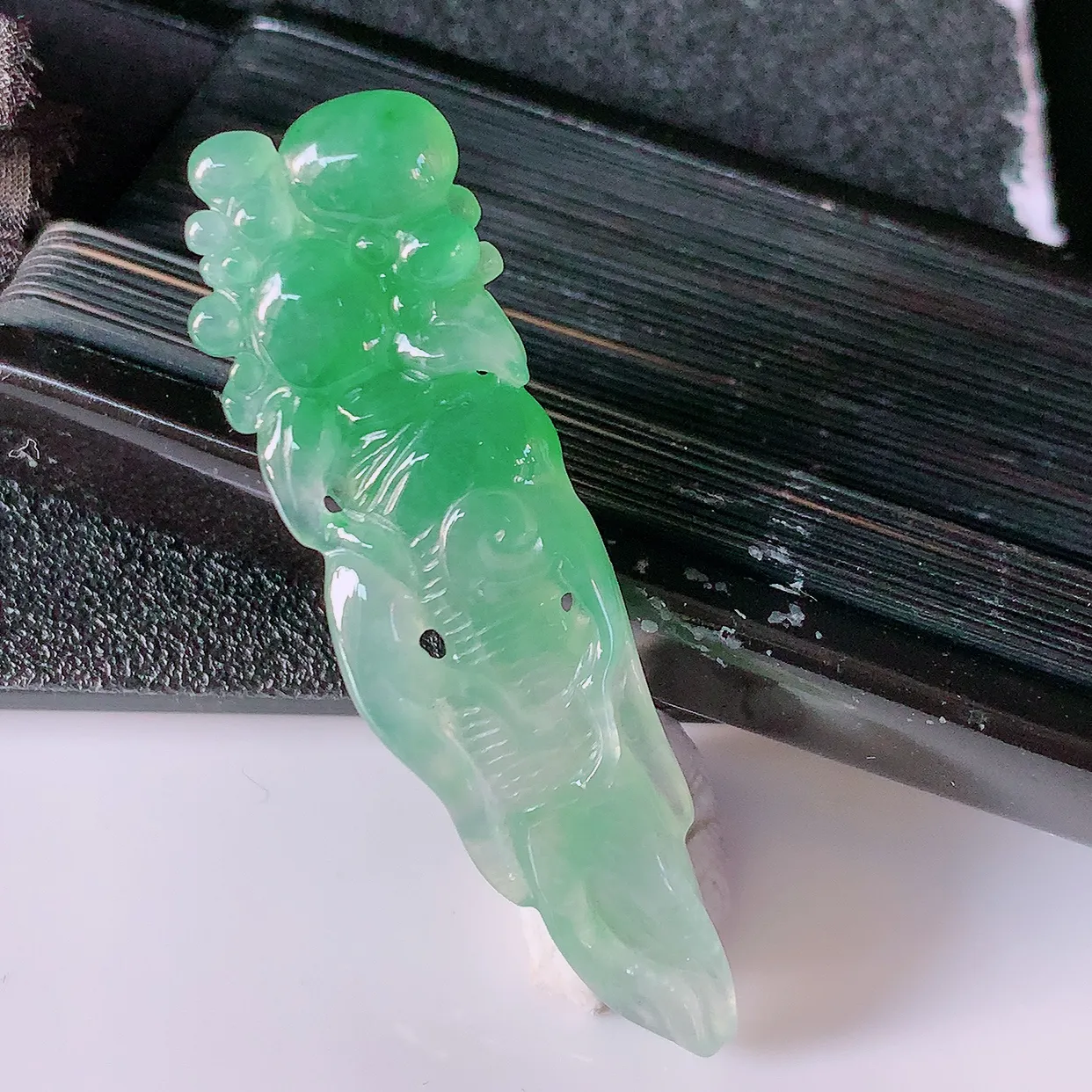 自然光实拍，冰种飘绿翡翠人参吊坠，人生如意，种老水足，雕工精湛 ，寓意美好，佩戴时尚出众！#89.10