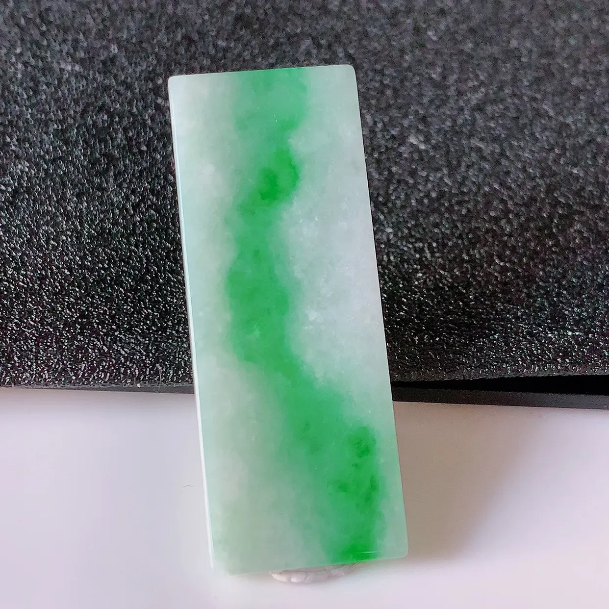 自然光实拍，冰润飘绿翡翠平安无事牌吊坠，平平安安，无事牌翠色灵动，佩戴平安时尚！#05.10