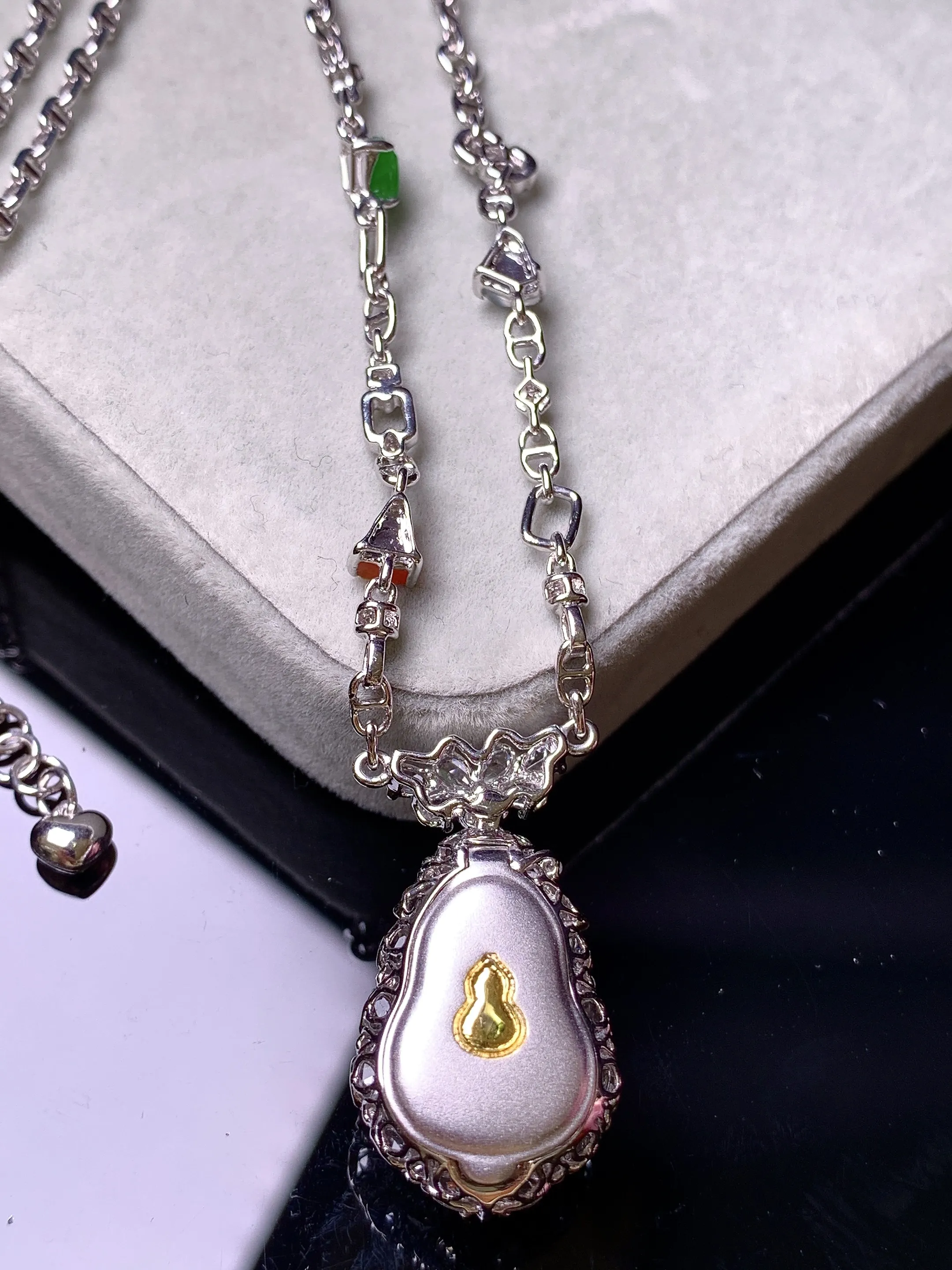 18k金钻镶嵌满绿葫芦吊坠 玉质细腻 色泽艳丽清新 整体尺寸27.7*15.2*11.8