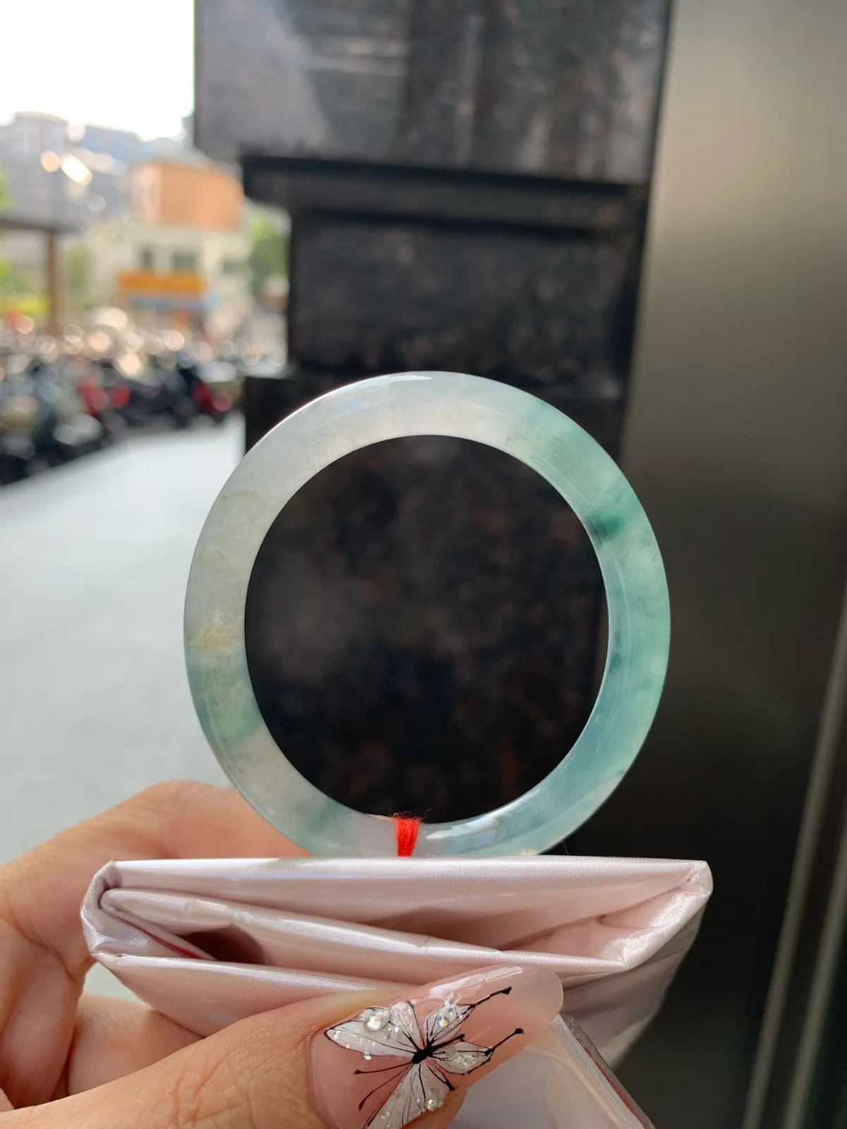 冰飘花贵妃
51-44.5-7-7
打灯小细纹，不影响，底妆冰透，胶润细腻，蓝花灵动飘逸，勾勒出一幅唯美诗意的山水意境画，古典优雅又秀气