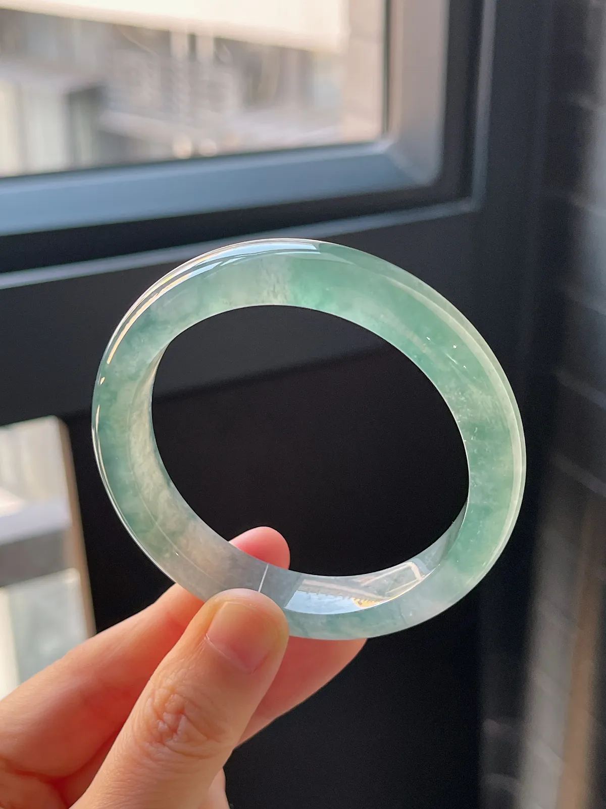 正圈53.8圈口，翡翠冰种飘绿手镯