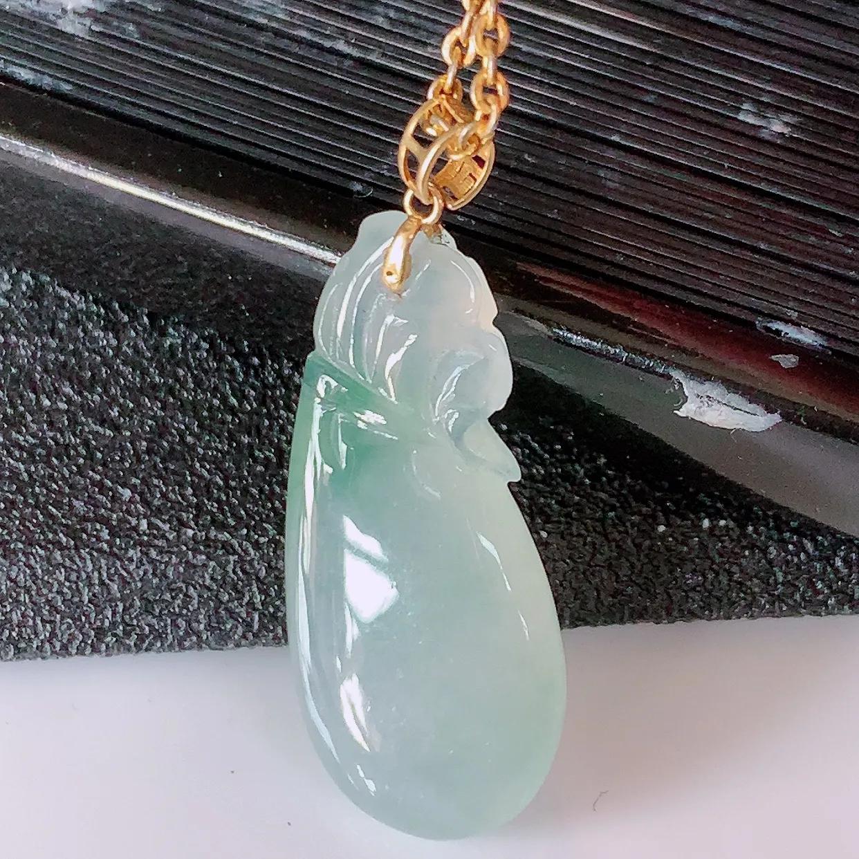 自然光实拍，18K金镶嵌冰种飘花翡翠招财钱袋子吊坠，寓意“代代有福，代代有财，腰缠万贯” 玉质细腻，