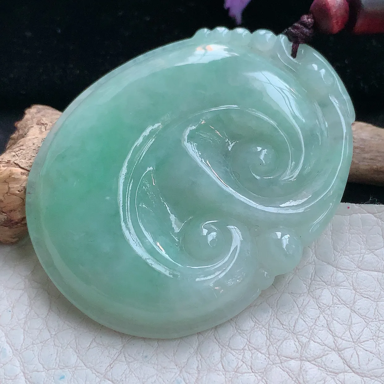 zen实拍55*42.8*6.5天然缅甸翡翠淡绿大如意吊坠 吉祥如意毛衣坠