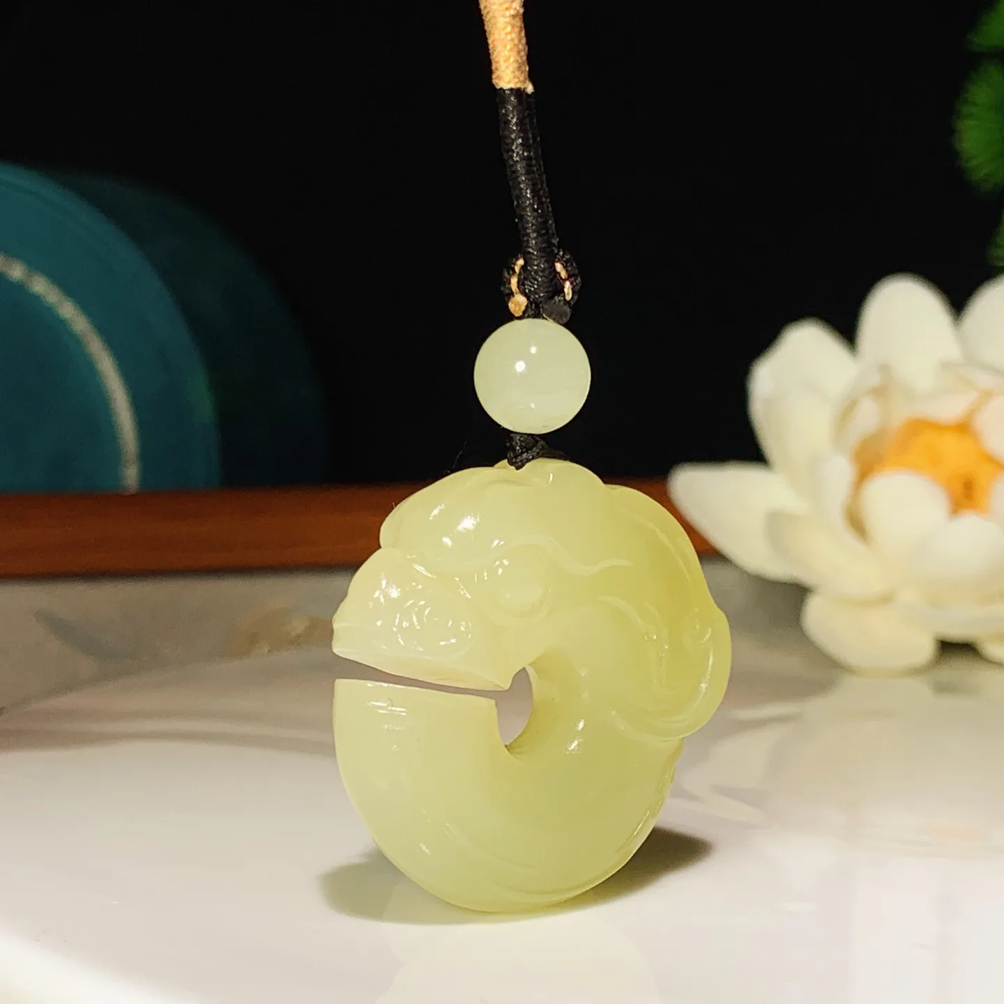 新疆和田玉若羌黄口料玉猪龙挂件。尺寸31/10重19.5克 玉质细腻油润 底色纯净 脂粉好，品质好。