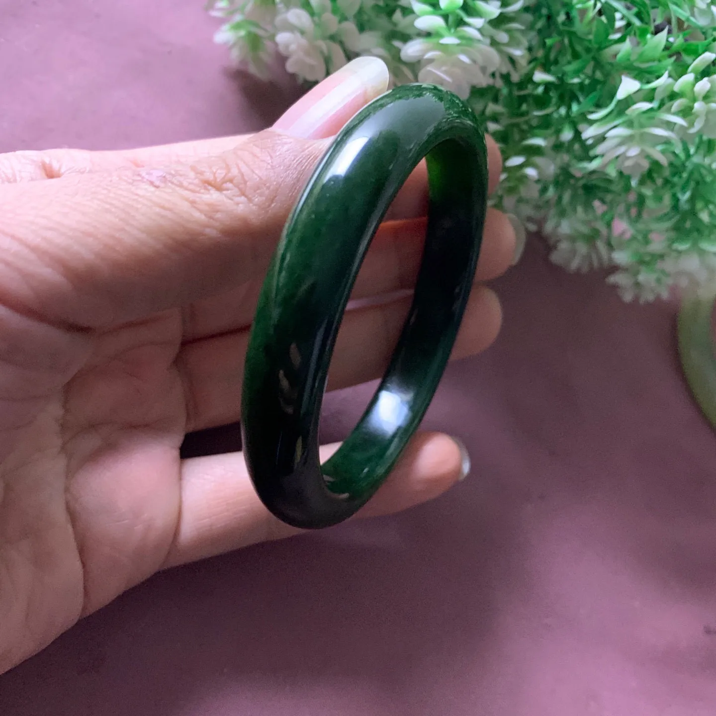 和田玉碧玉58.3圈口菠菜绿手镯，镯型古朴典雅。在诗情画意的雨巷相遇，你是我腕间的一抹风情，有你眸有深情.清风荡漾湖间静水，我愿俯身低眉，在烟波涟漪处寻