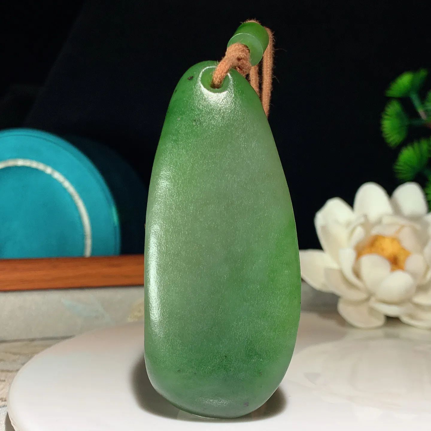 和田玉阳绿俄罗斯碧玉随型挂件。尺寸72/31/10重46克 玉质细腻油润 底色纯净 脂粉好，品质好。lt250112