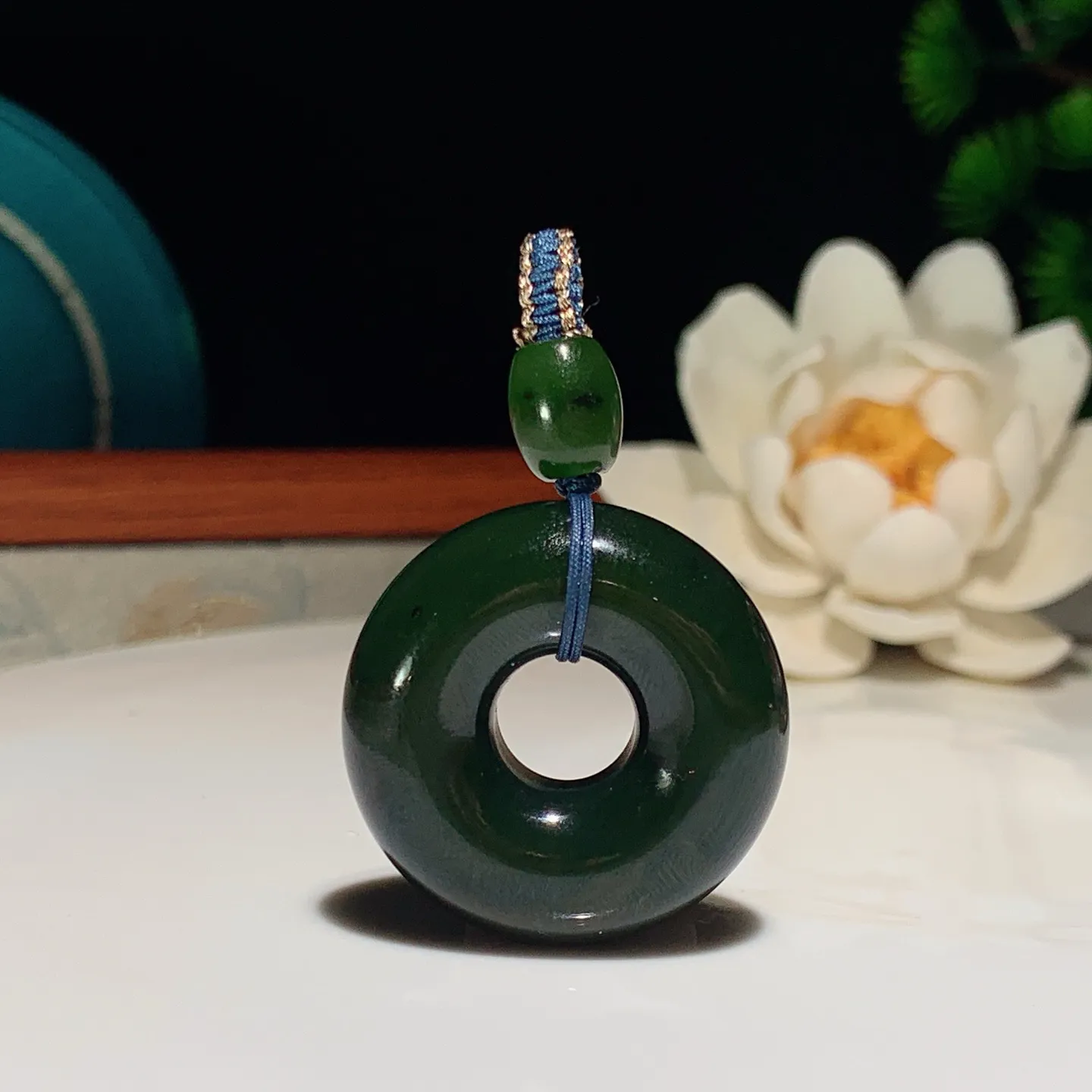 和田玉菠菜绿俄罗斯碧玉怀古平安扣挂件。尺寸29/10重17克 玉质细腻油润 底色纯净 脂粉好，品质好。lt250112