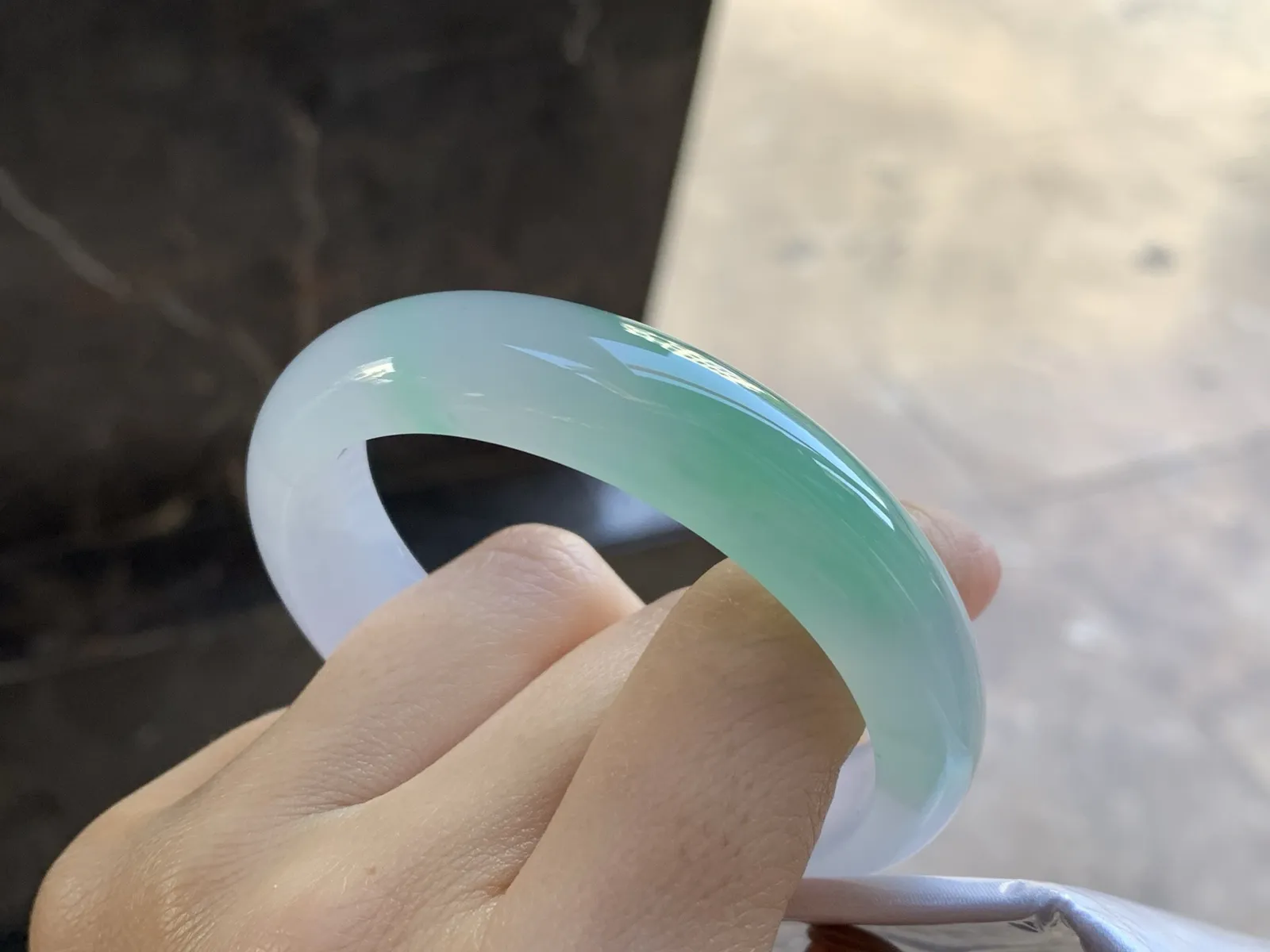 冰种带色贵妃镯
尺寸：53.5-13.2-7.8mm
种老肉细 正圈51 52可以带