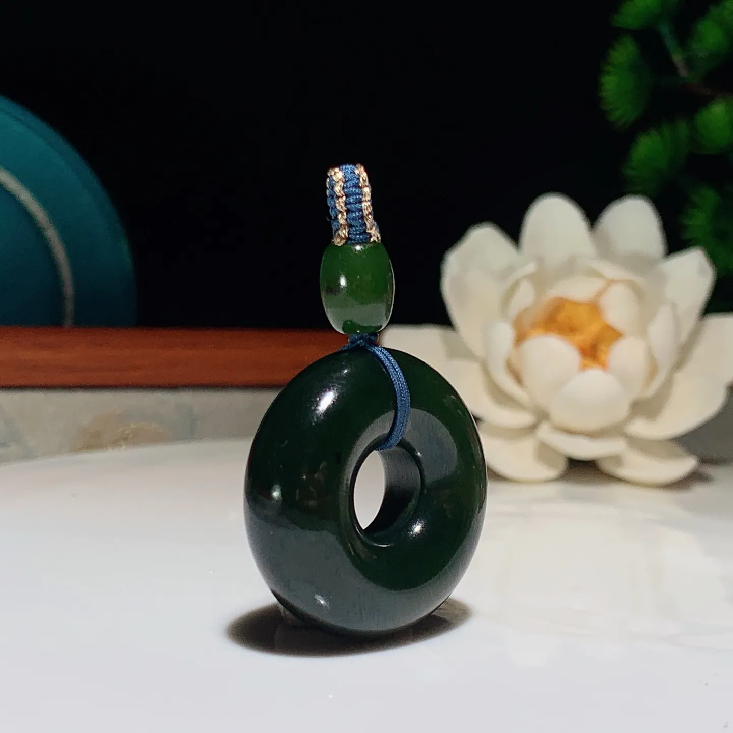 和田玉菠菜绿俄罗斯碧玉怀古平安扣挂件。尺寸29/10重17克 玉质细腻油润 底色纯净 脂粉好，品质好