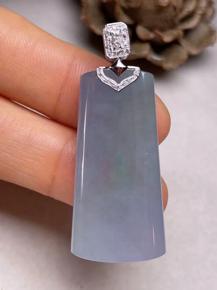 冰糯种淡紫无事牌吊坠、真金真钻镶嵌，种水好，玉质细腻 .裸石尺寸 35.3*18.0