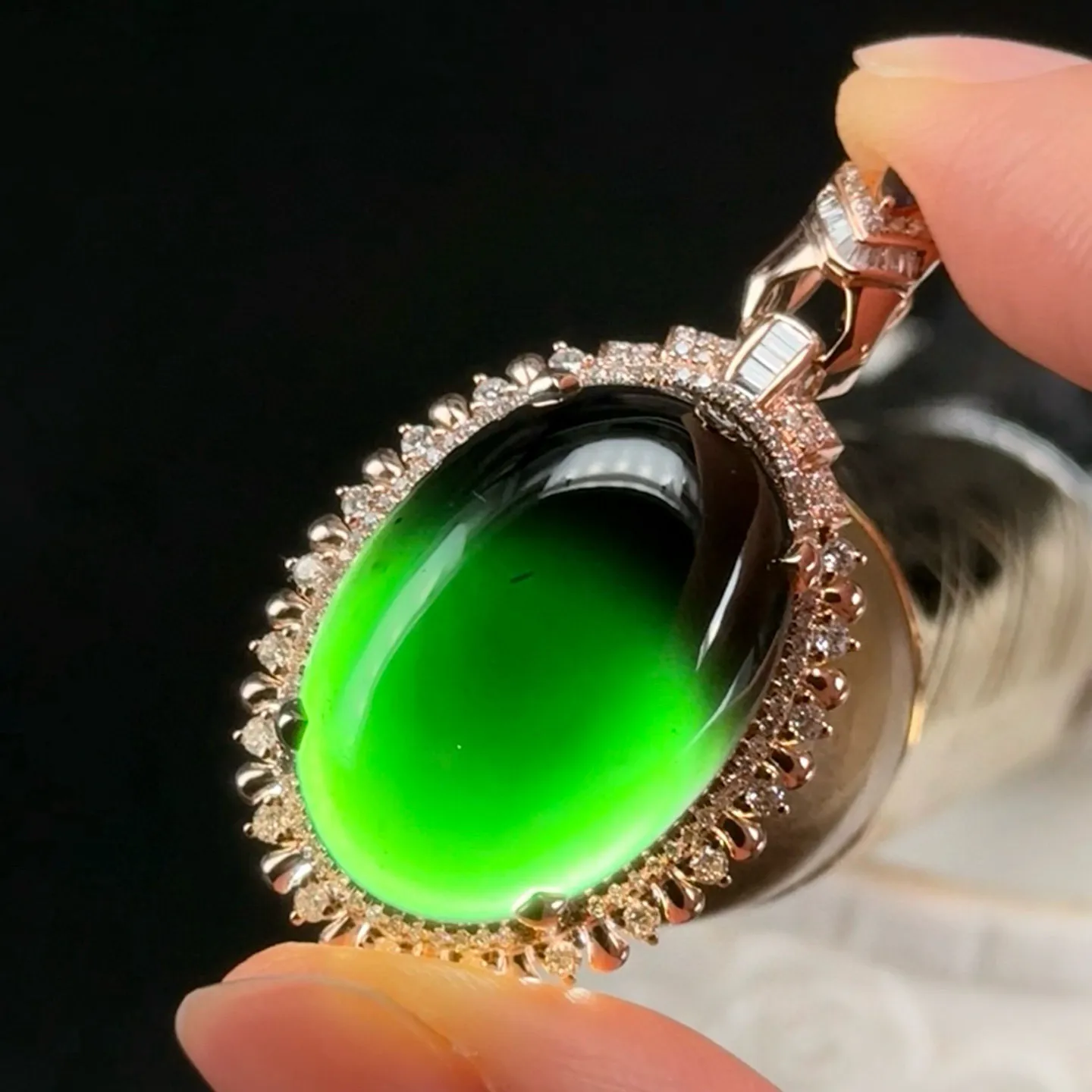 精品18k豪镶墨翠蛋面吊坠 种好色正 黑度极好 打灯通透 油性十足 尺寸39