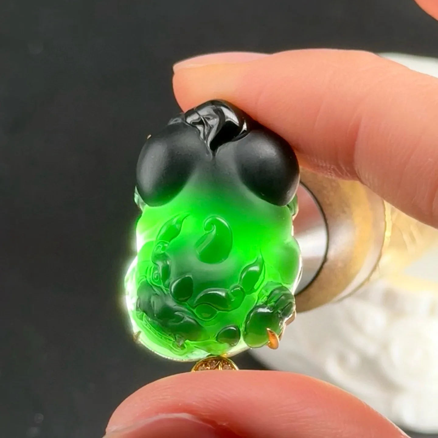 墨翠貔貅吊坠 种好色正 黑度极好 打灯通透 油性十足  尺寸33.7