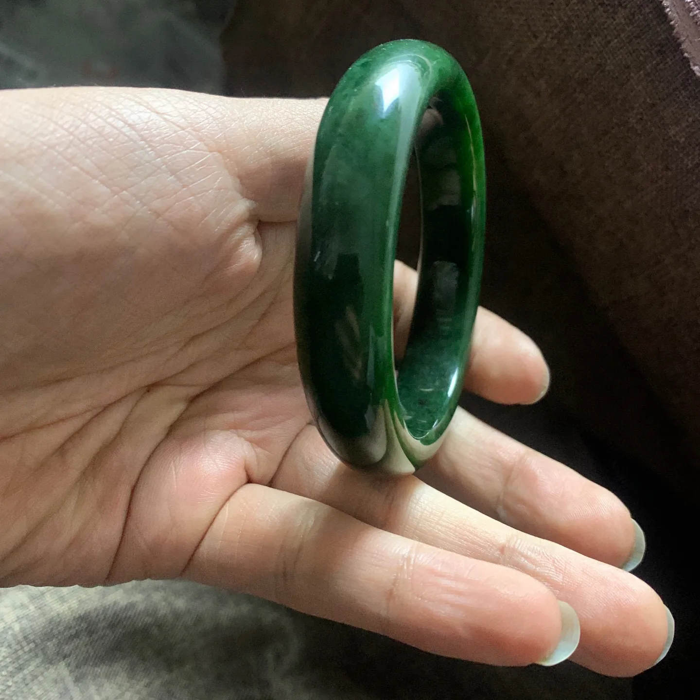 和田玉碧玉58.3圈口菠菜绿宽条手镯【挽间柔情】，镯型古朴典雅。在诗情画意的雨巷相遇，你是我腕间的一抹风情，有你眸有深情.清风荡漾湖间静水，我愿俯身低眉，在烟波涟漪处寻