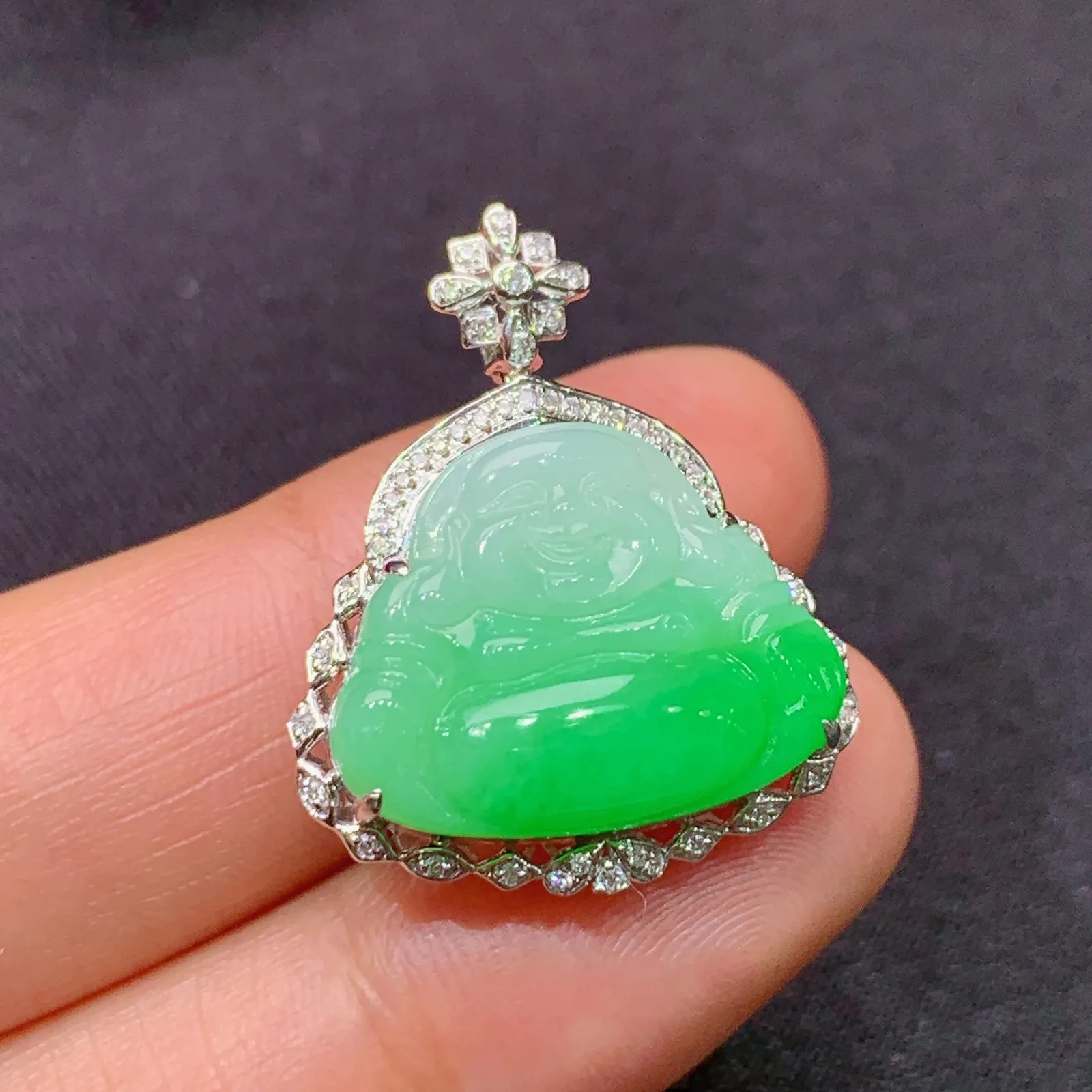 飘绿笑佛吊坠，18k金镶嵌，冰润色阳，品相好，种水足，Fj 尺寸25.9*21.1*8.5