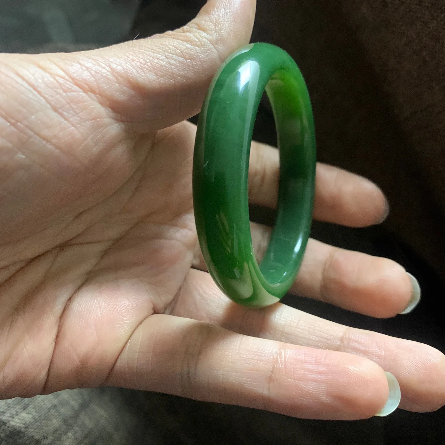 土豪款，和田玉碧玉51.1圈口菠菜绿宽版手镯【挽间柔情】，镯型古朴典雅。在诗情画意的雨巷相遇，你是我