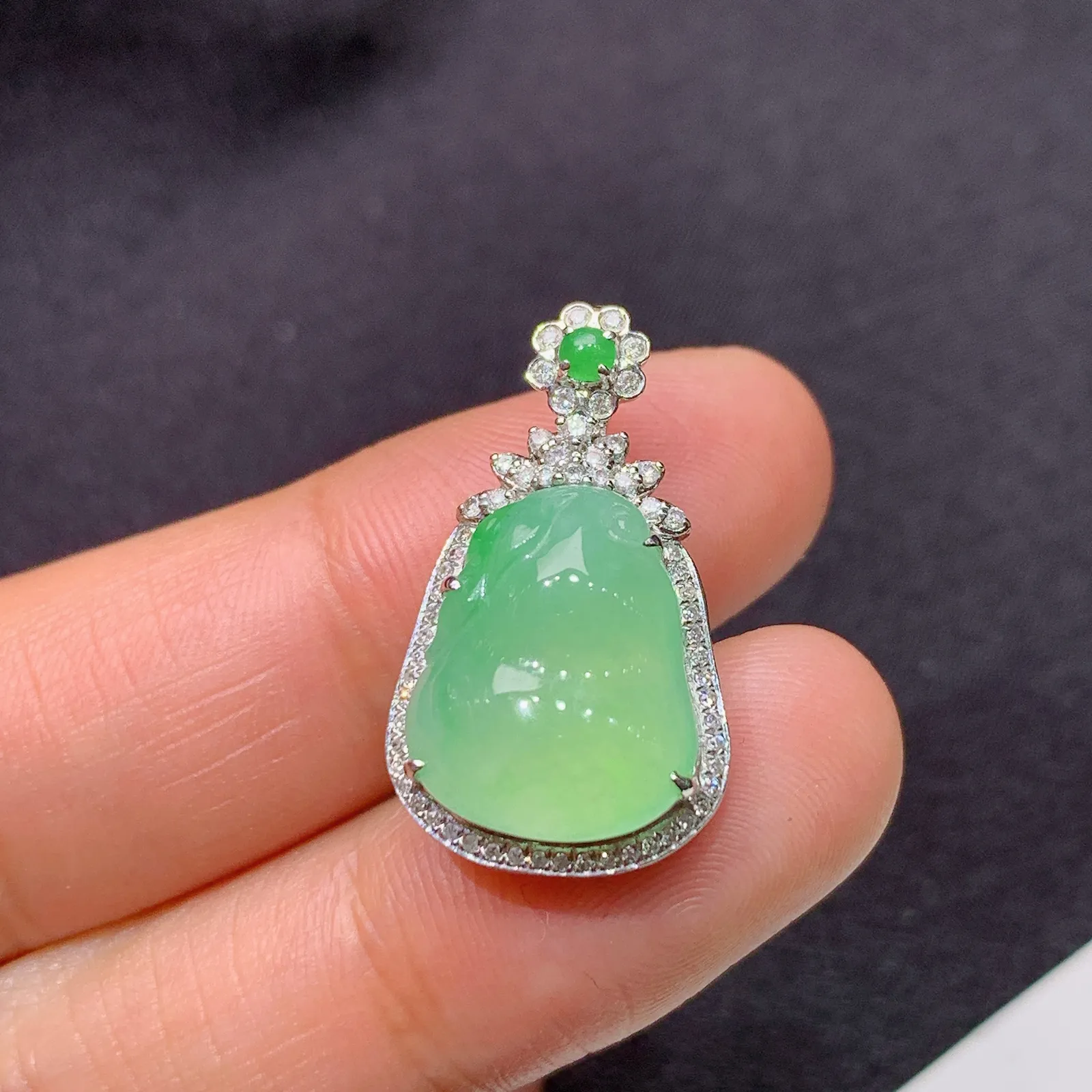 果绿福瓜吊坠，18k金镶嵌，冰润饱满，玉质细腻，种水足，Fj 尺寸24*13.9*8.3