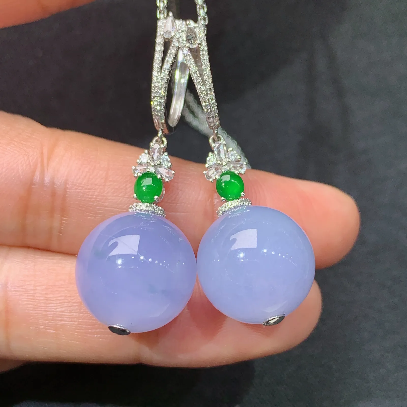 紫罗兰圆珠耳坠，18k金镶嵌，温润细腻，颜色鲜艳，Hl 直径14.2