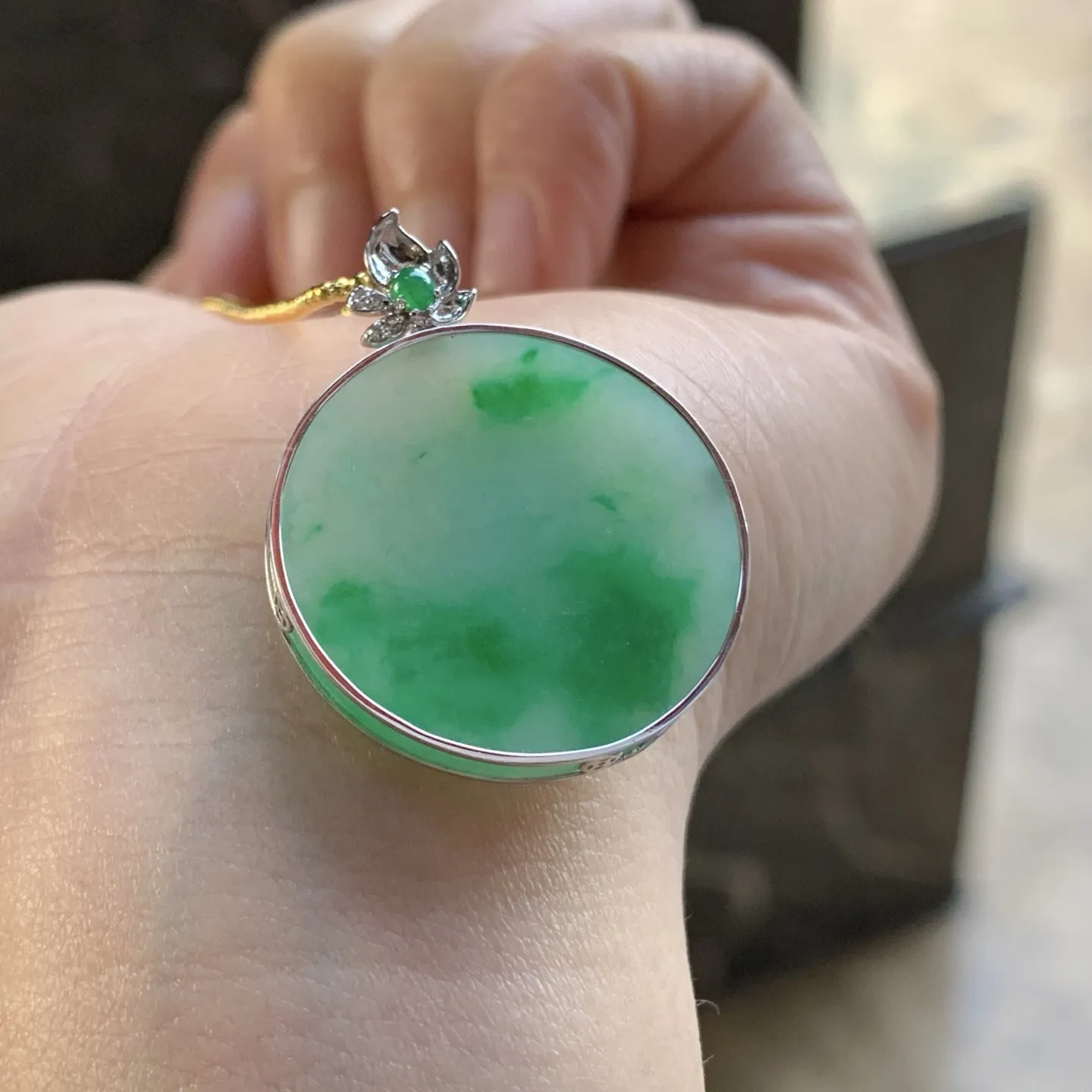 金镶嵌绿色圆牌^_^鲜艳