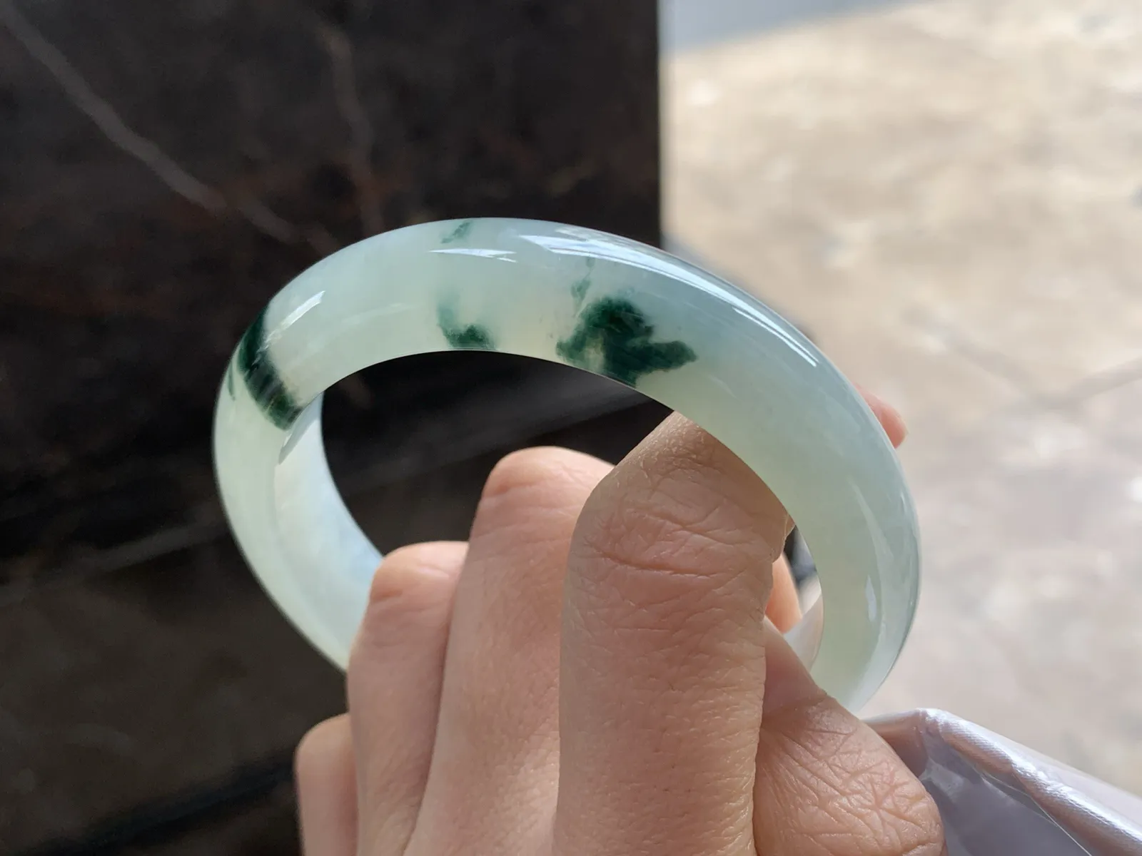 56.5-12.8-8.6

蓝花手镯^_^玉质温润