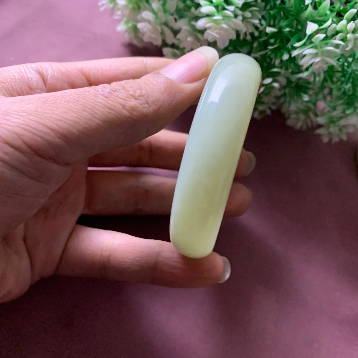 和田玉55圈口黄口料手镯【挽间柔情】，高冰晴水手镯，镯型古朴典雅。在诗情画意的雨巷相遇，你是我腕间的