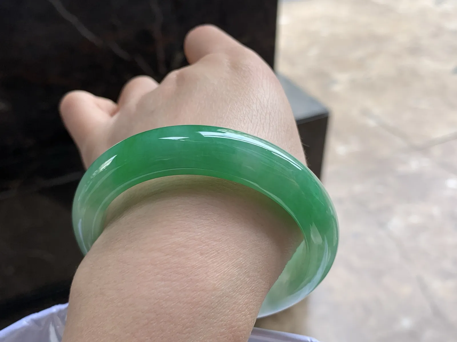 55-12.9-8.6

阳绿色手镯^_^玉质温润 颜色好看 底妆干净