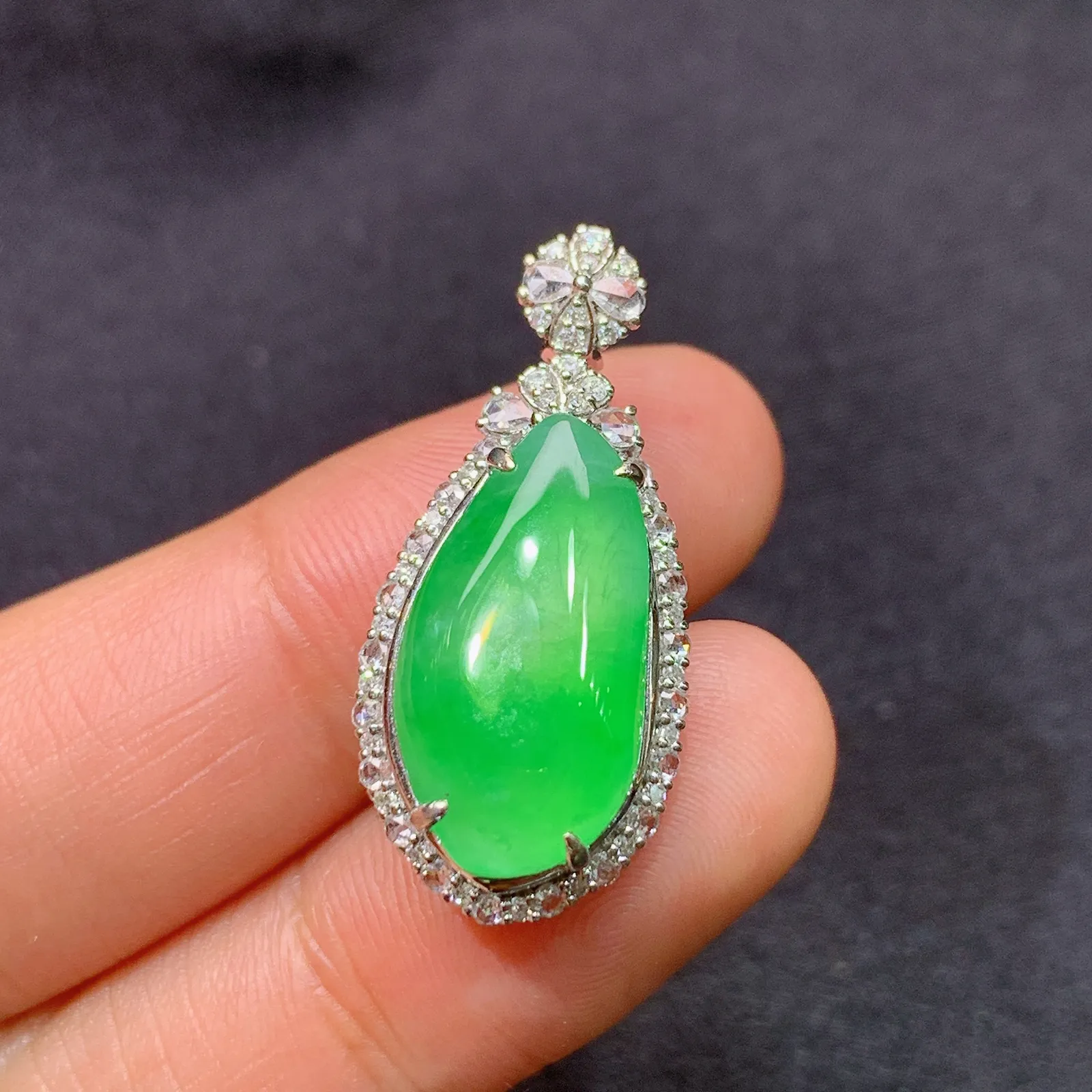 阳绿福瓜吊坠，18k金镶嵌，冰润色阳，玉质细腻，种水足，Fj 尺寸29*13.3*8.2