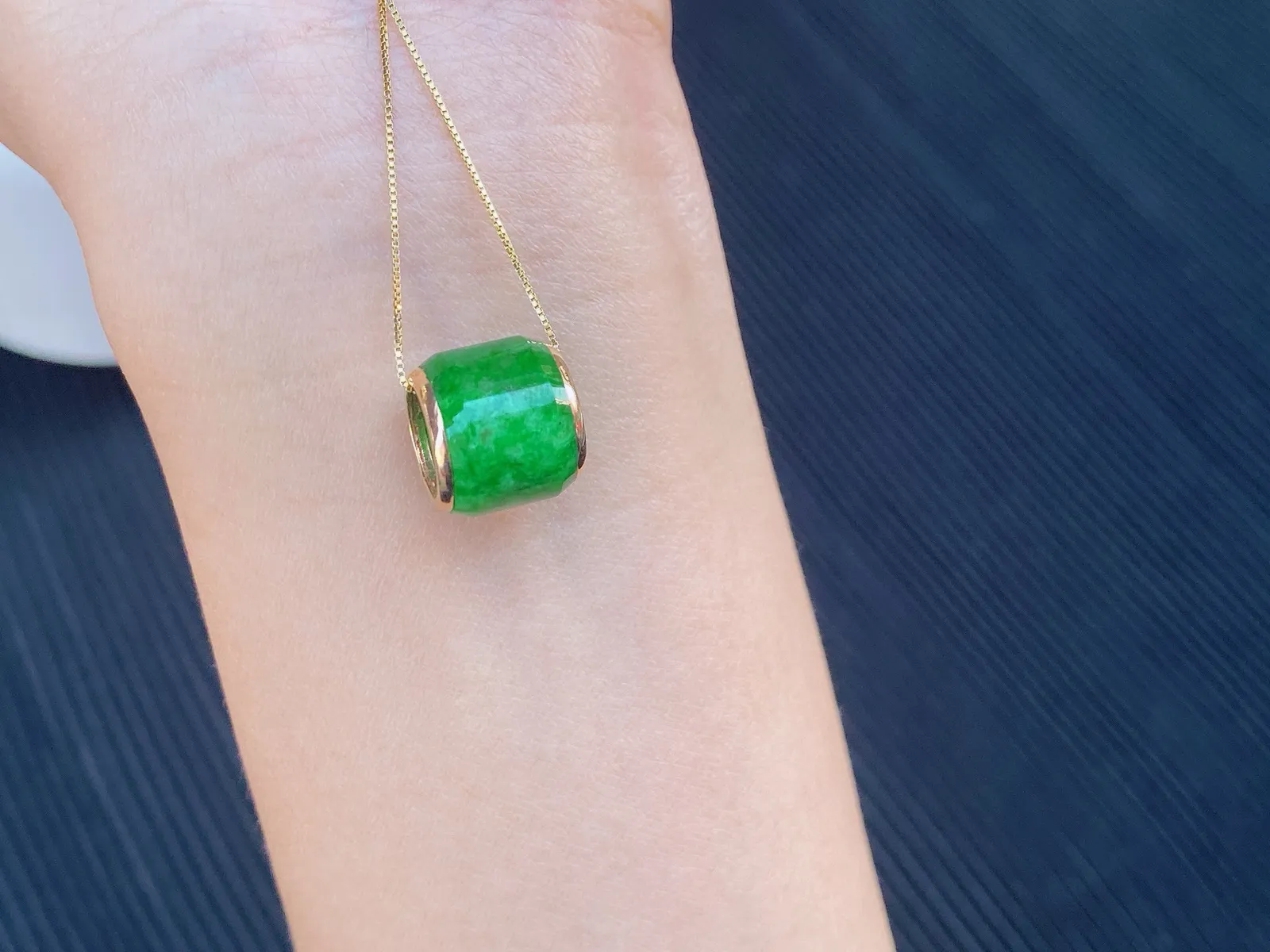 辣绿路路通吊坠 
翡翠色泽鲜亮，质地细腻，光泽感满满
路路通寓意财源滚滚、事事顺利
吊坠可自由滑动，象征通达无阻
18k金镶嵌