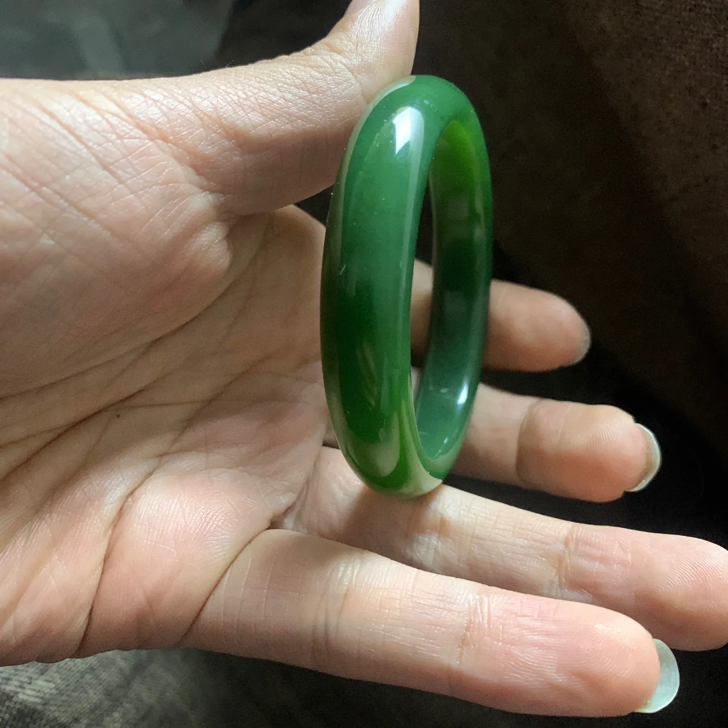 土豪款，和田玉碧玉51.1圈口菠菜绿宽版手镯【挽间柔情】，镯型古朴典雅。在诗情画意的雨巷相遇，你是我