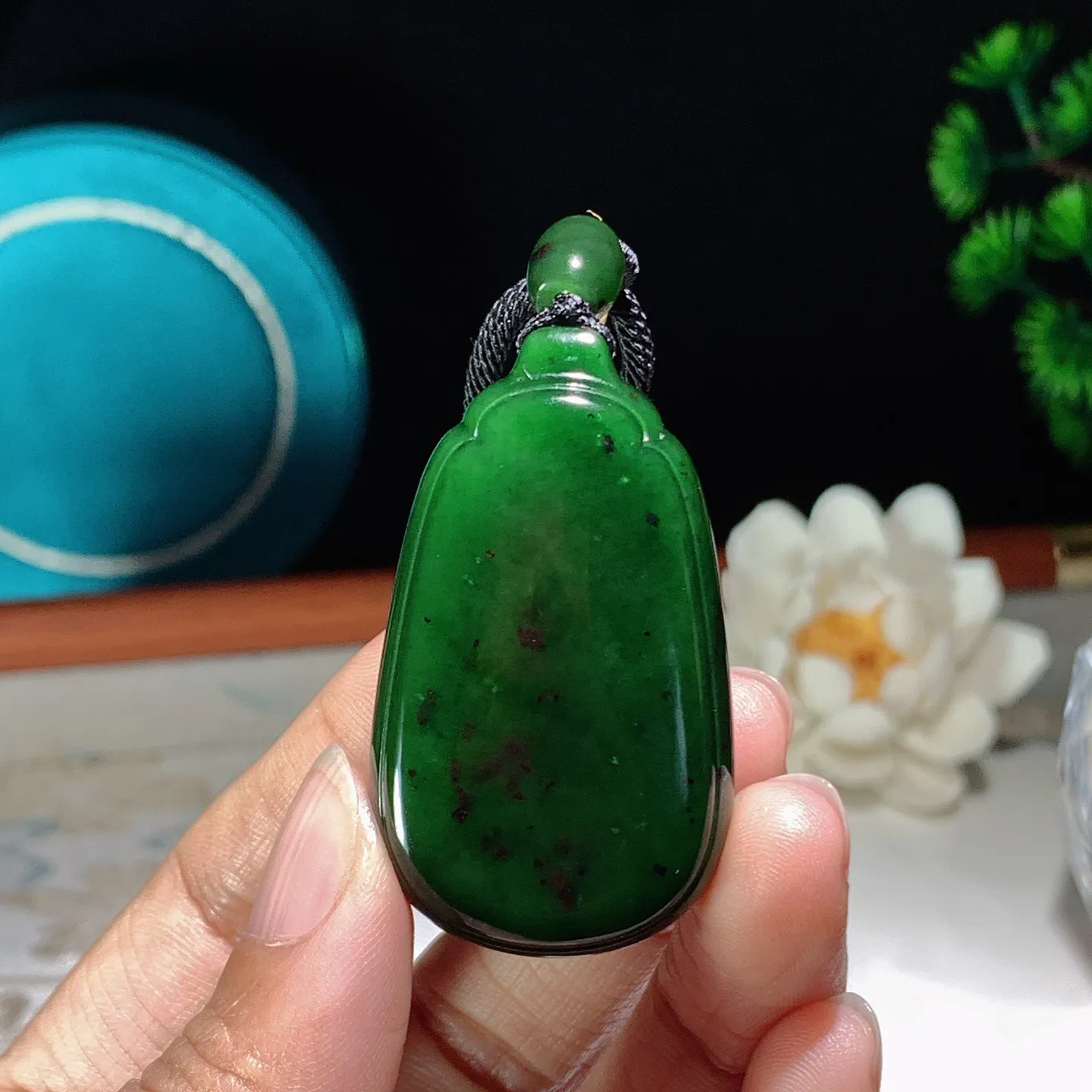 和田玉菠菜绿红皮料俄罗斯碧玉平安无事牌挂件。尺寸47/27/14重41克 玉质细腻油润 底色纯净 脂粉好，品质好。lt250112