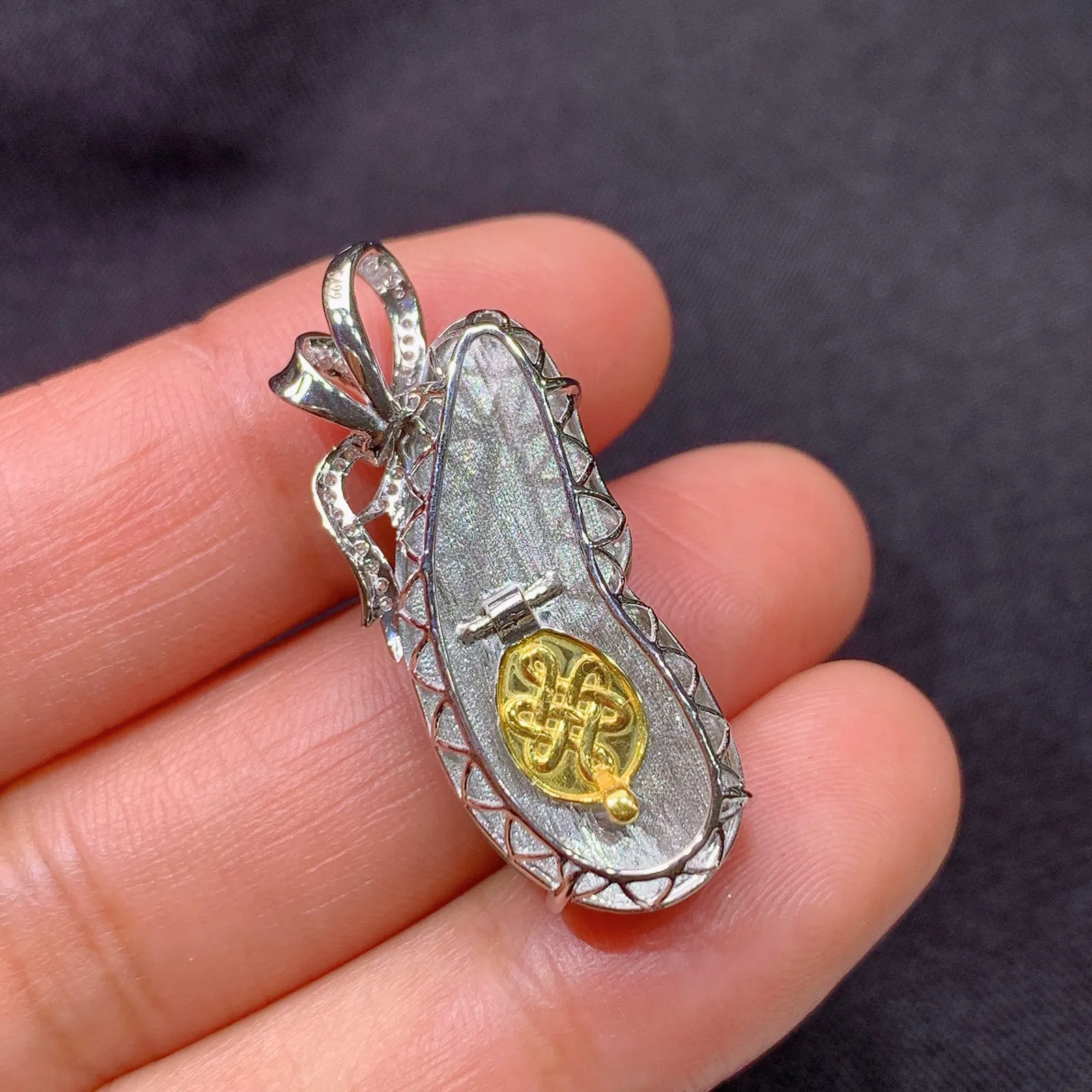 阳绿福袋吊坠，钱袋，18k金镶嵌，冰润色阳，玉质细腻，种水足，Fj 尺寸31.8*12.7*8.3