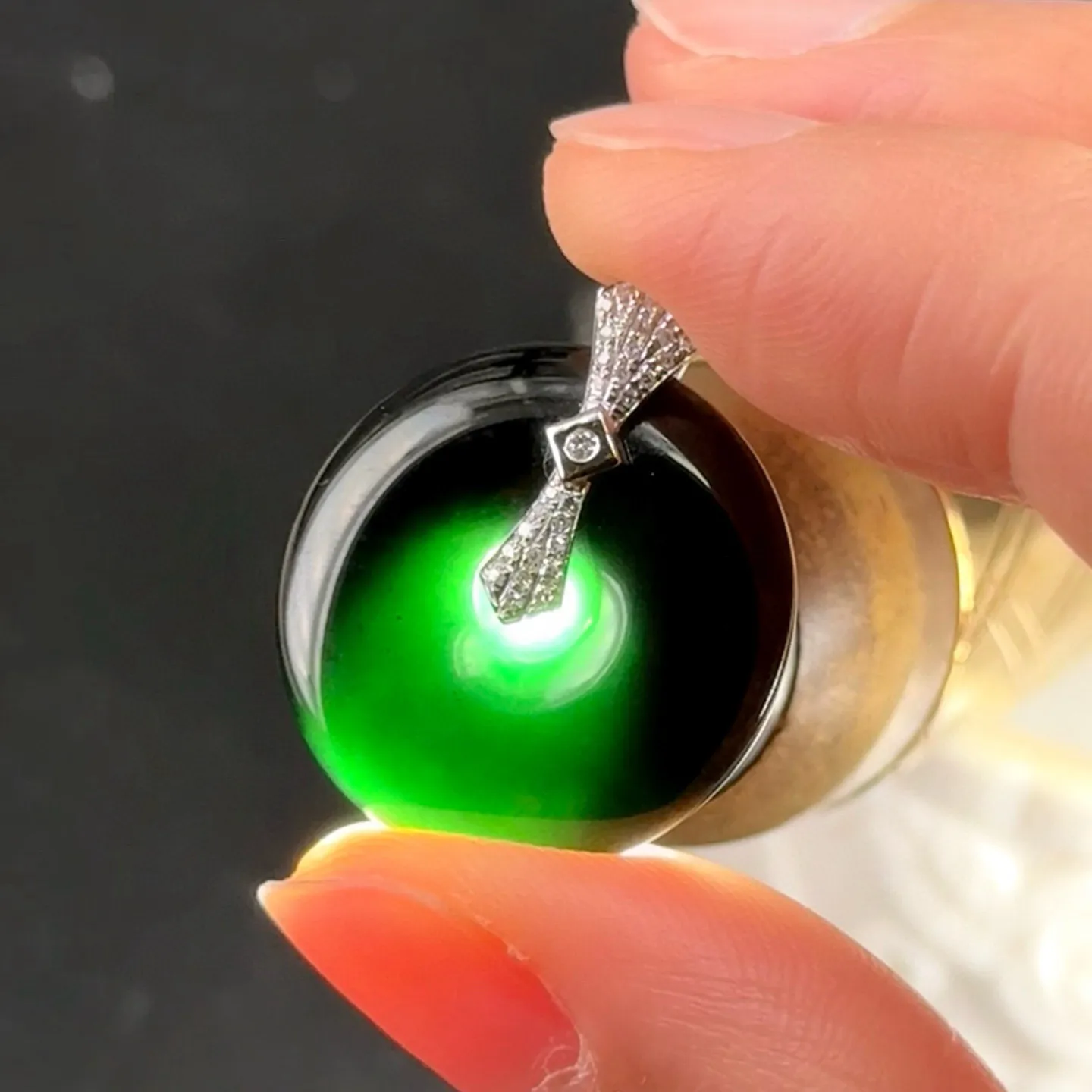 精品18k墨翠平安扣吊坠 种好色正 黑度极好 打灯通透 油性十足  尺寸25.1