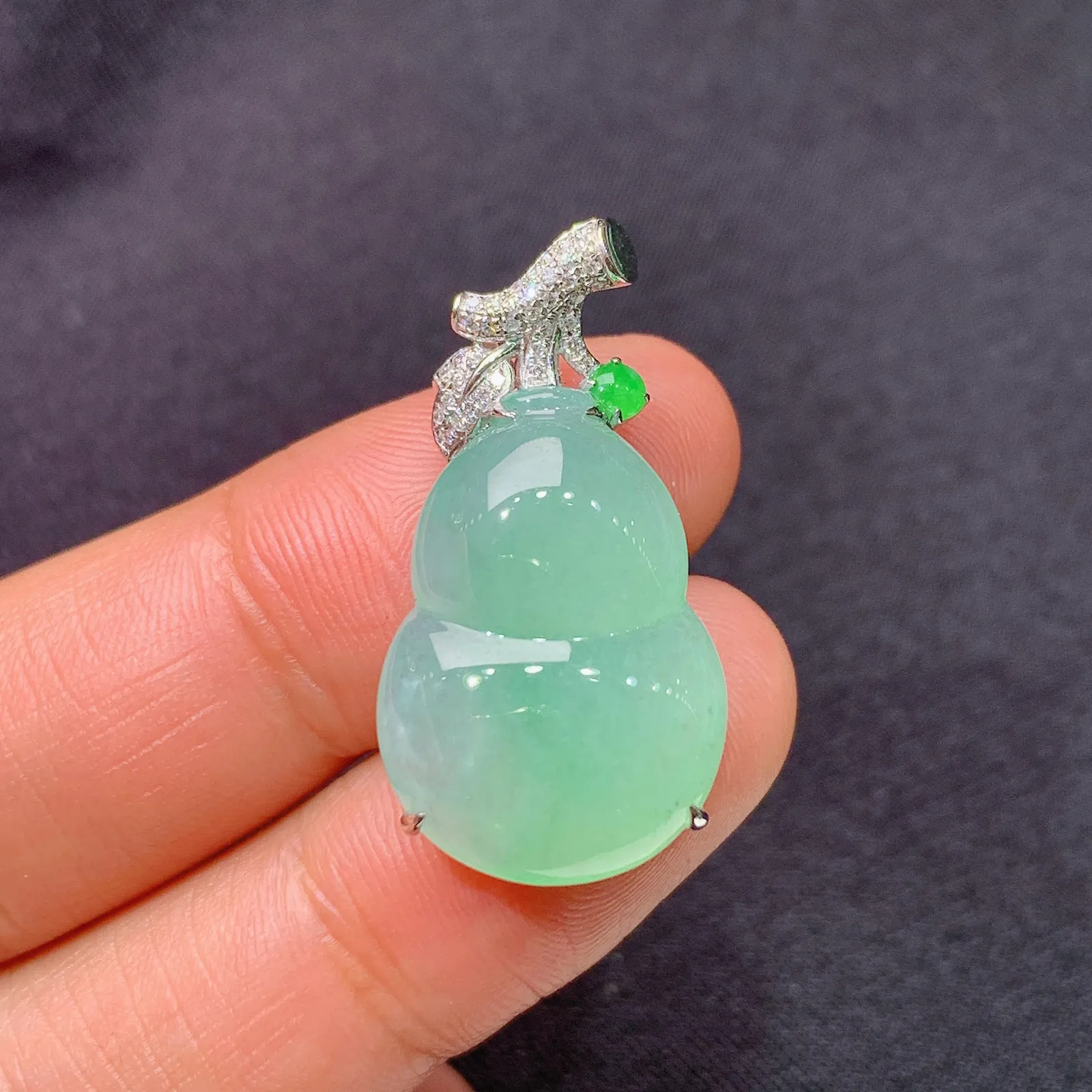 果绿葫芦吊坠，18k金镶嵌，冰润饱满，玉质细腻，种水足，Fc 尺寸28.5*14.9*7.2