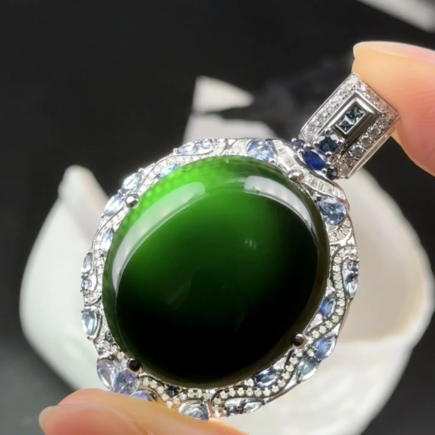 精品豪镶墨翠蛋面吊坠 种好色正 黑度极好 打灯通透 油性十足 尺寸42