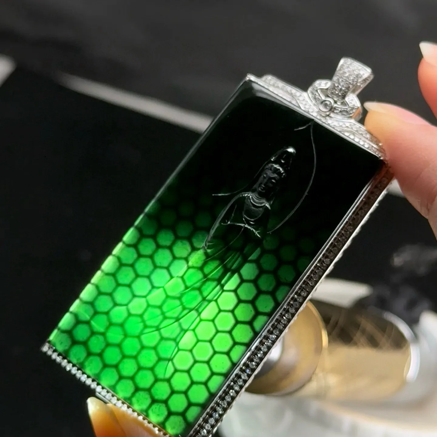 精品墨翠站观音 种好色正 黑度极好 打灯通透 油性十足  尺寸71.1